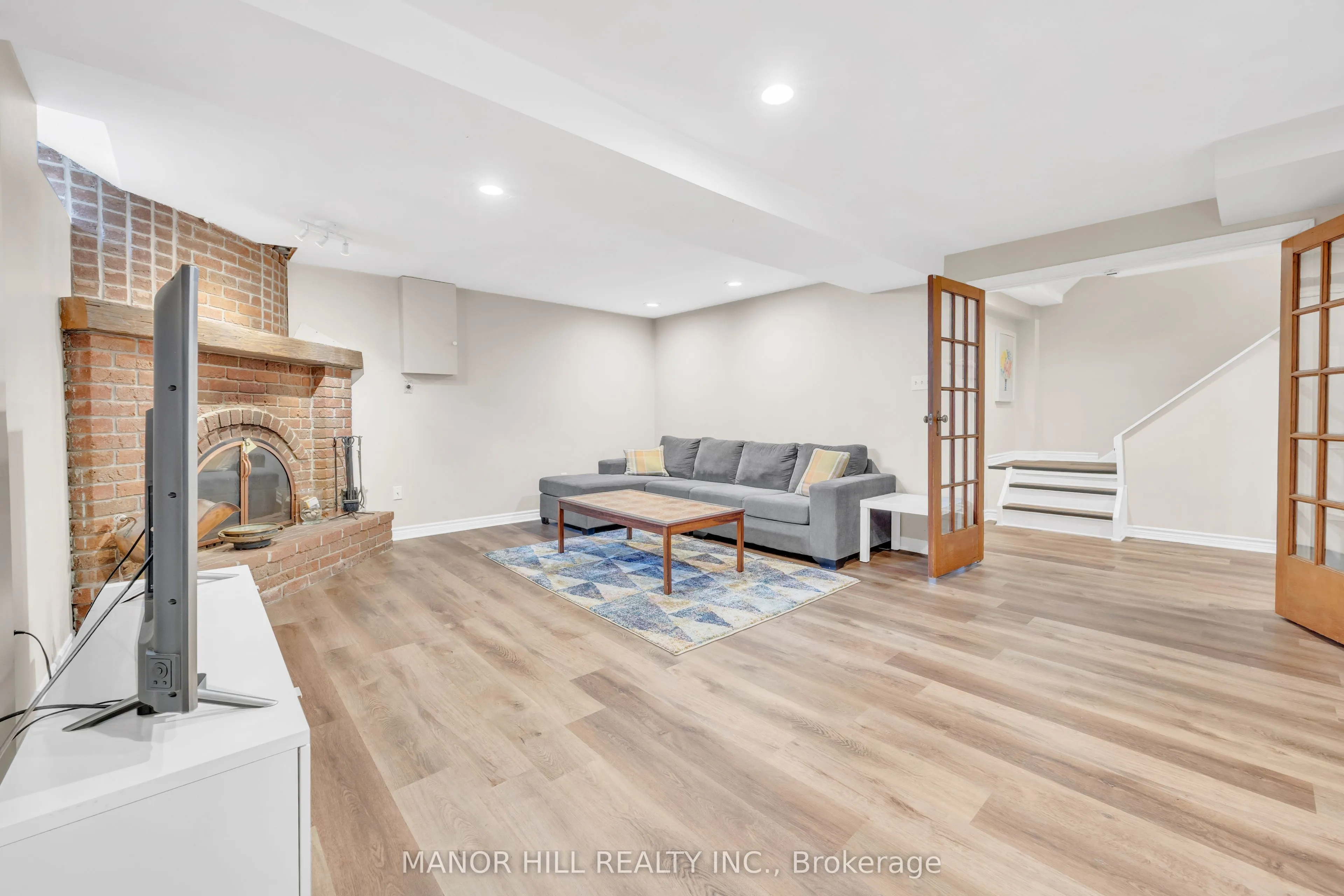 72 Lacewood Crescent