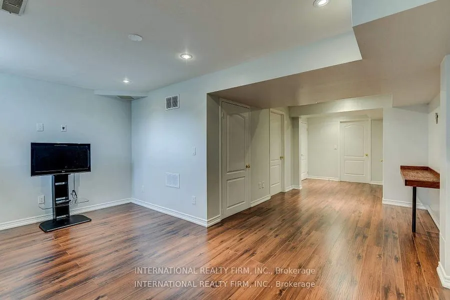 4881 Capri Crescent