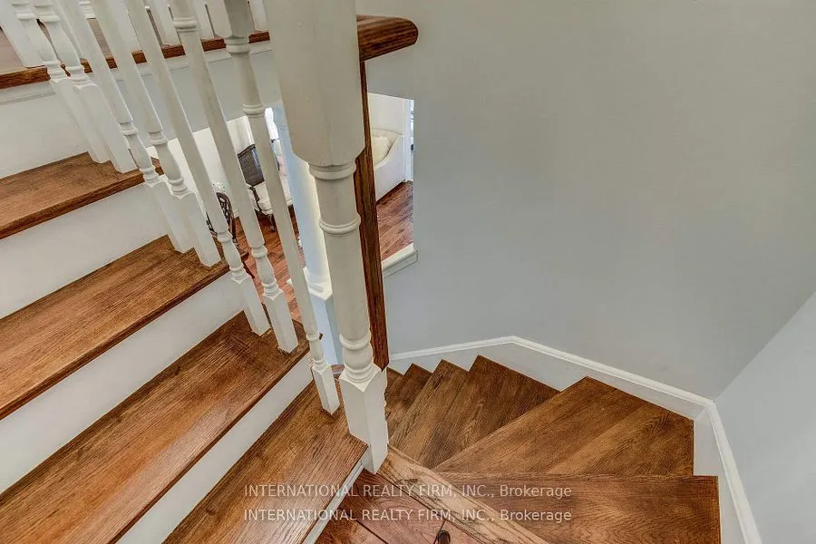4881 Capri Crescent