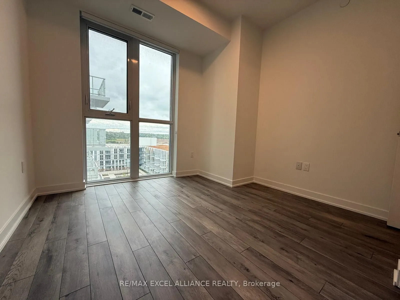 1005 Dundas Street E, #801