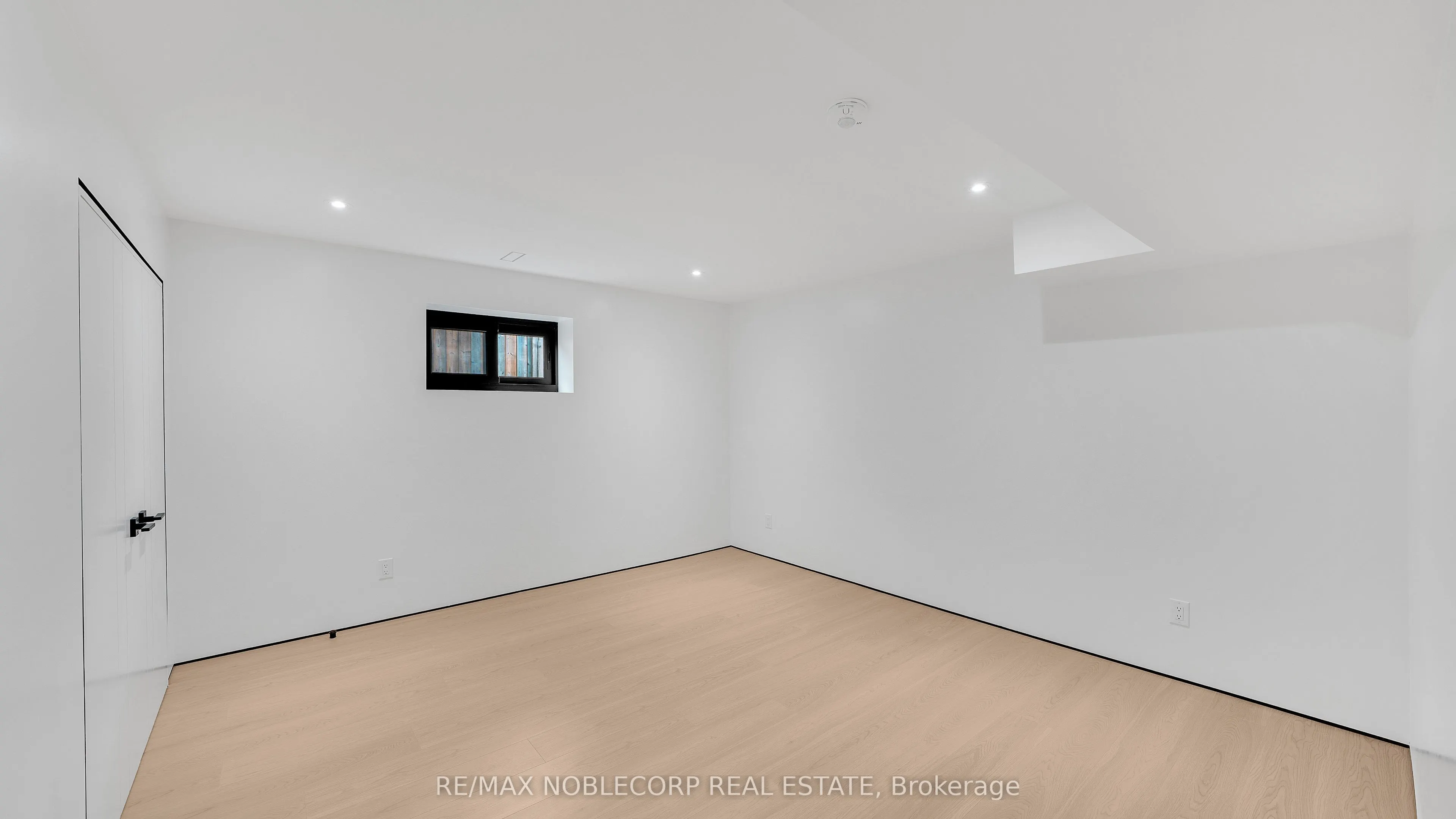 16 Deevale Road