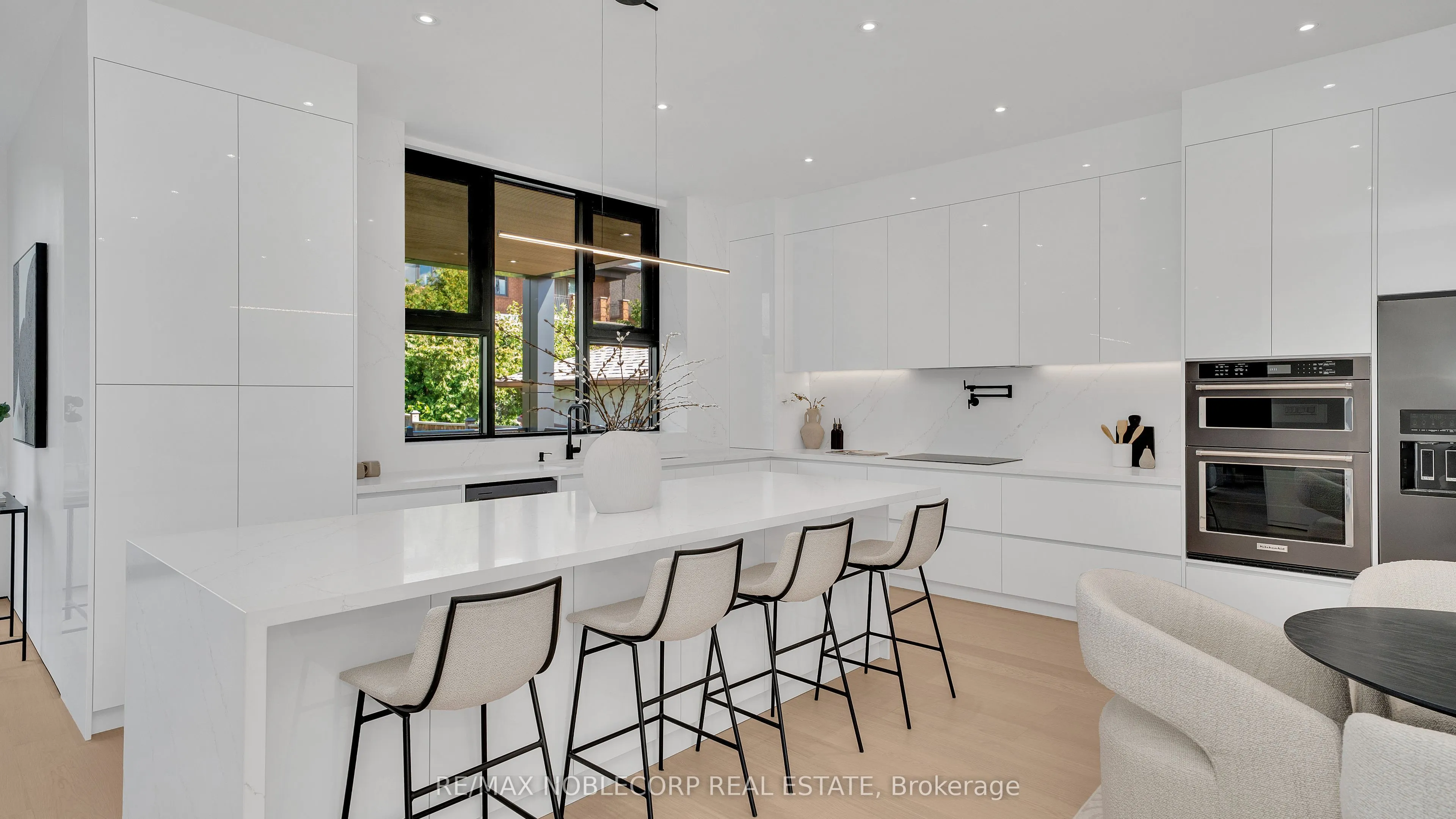 16 Deevale Road