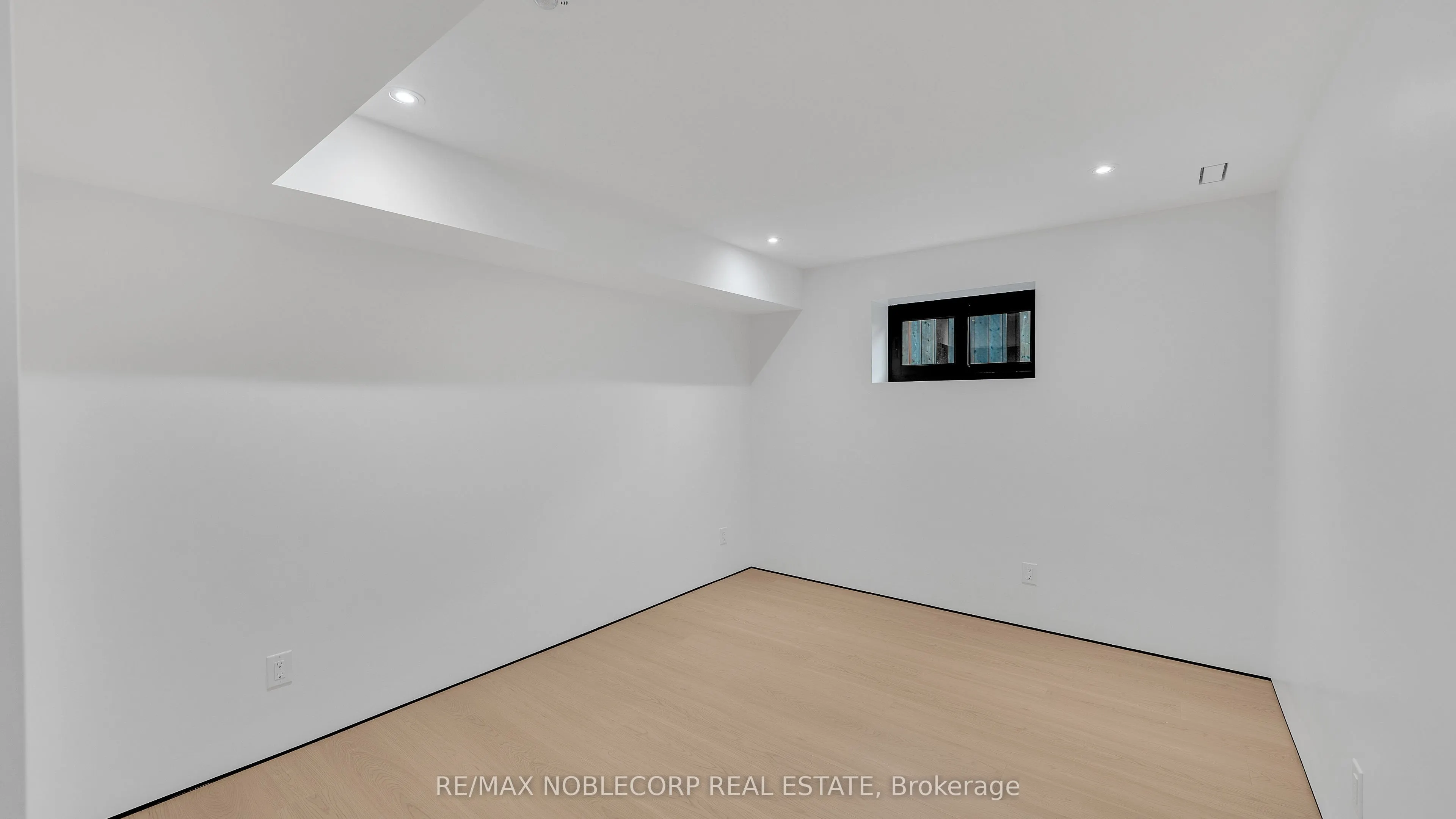 16 Deevale Road