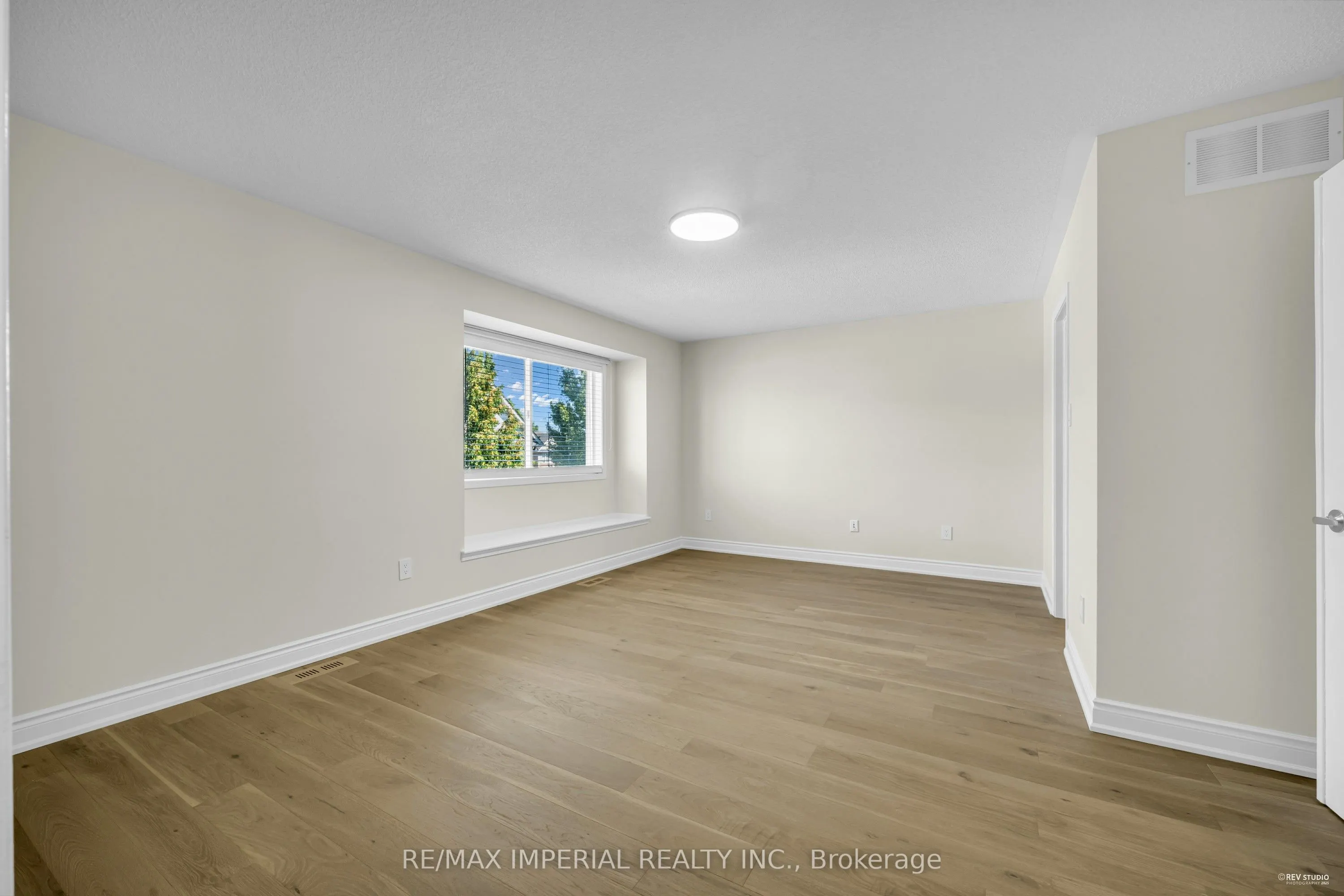 2436 Cornerbrooke Crescent