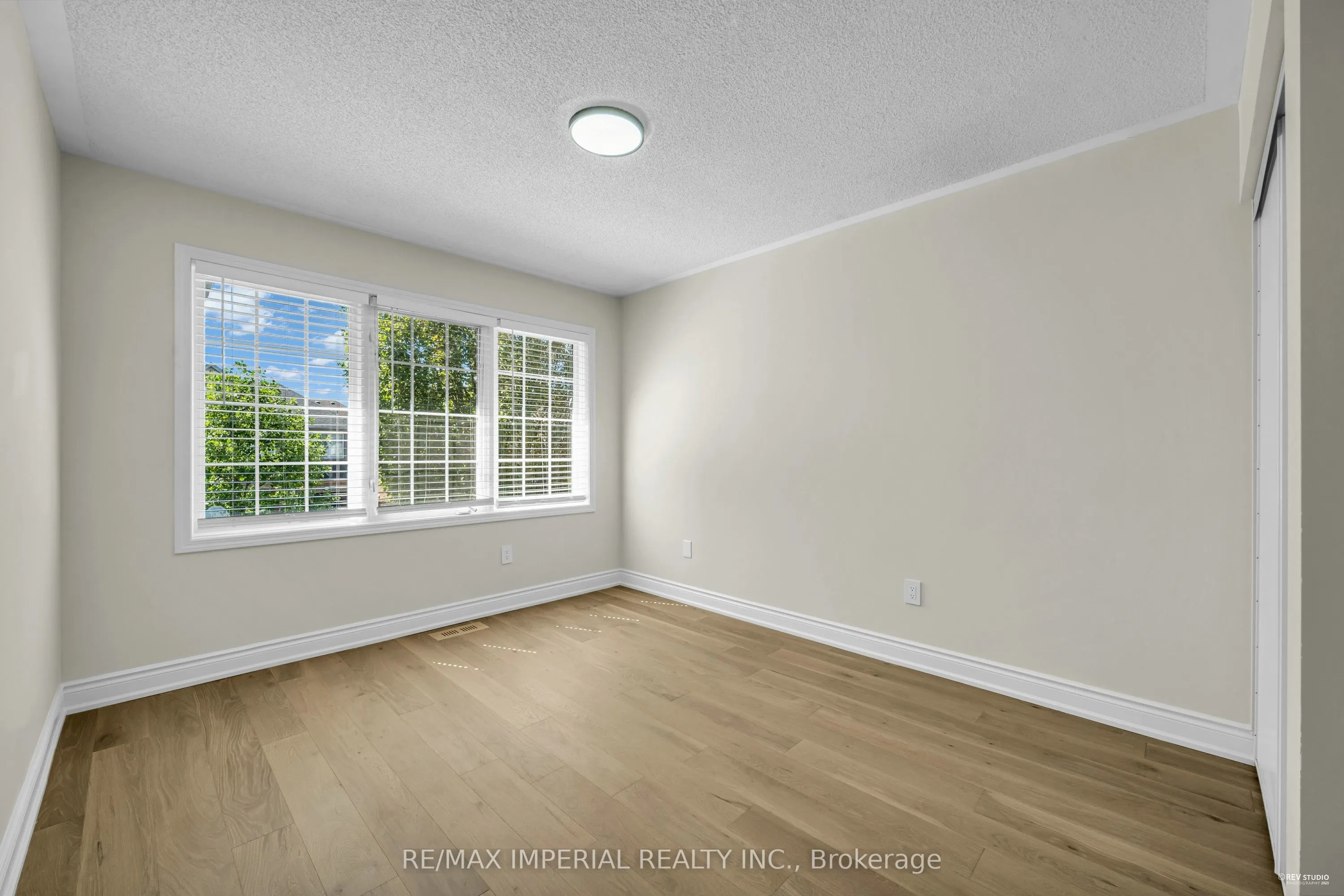 2436 Cornerbrooke Crescent