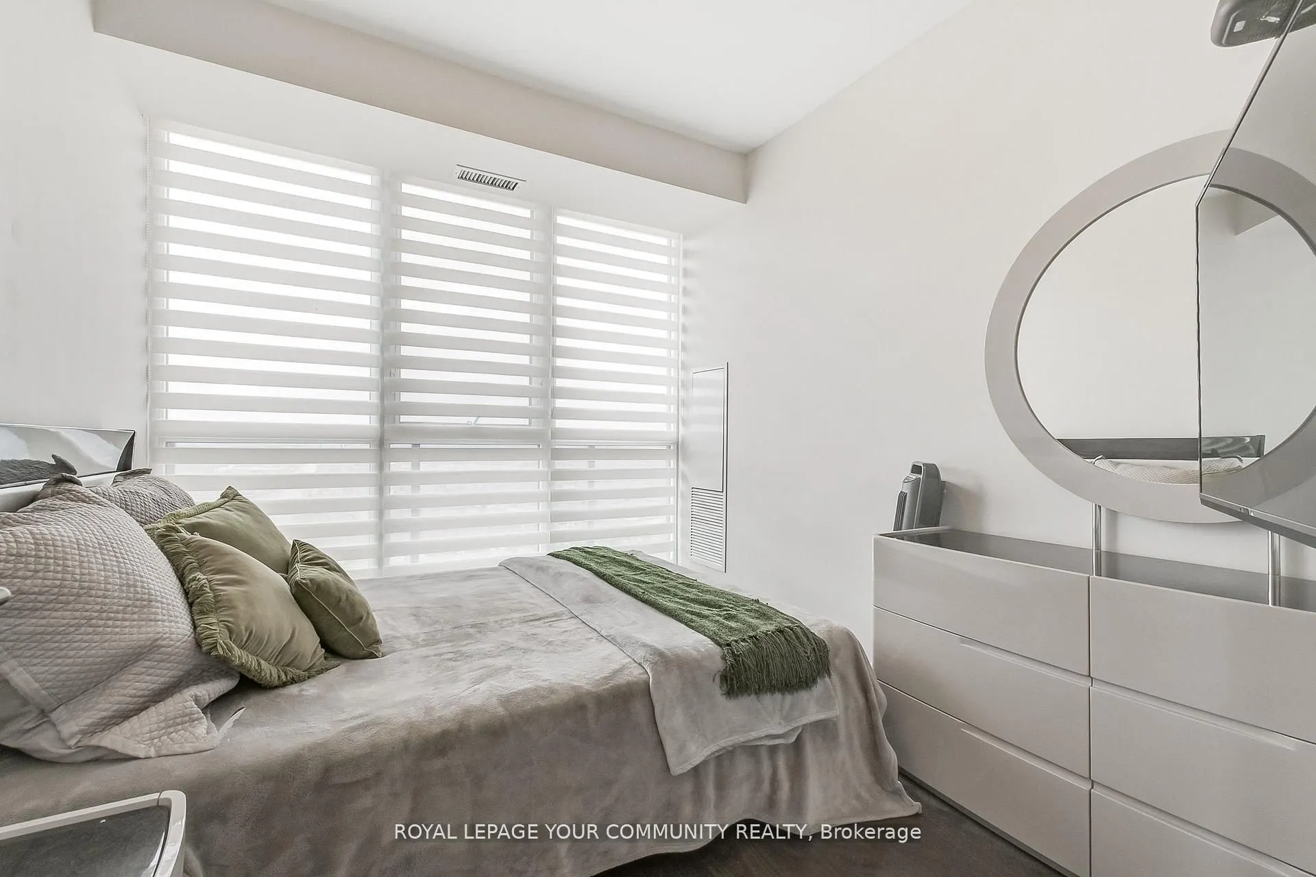 75 Eglinton Avenue W, #2702