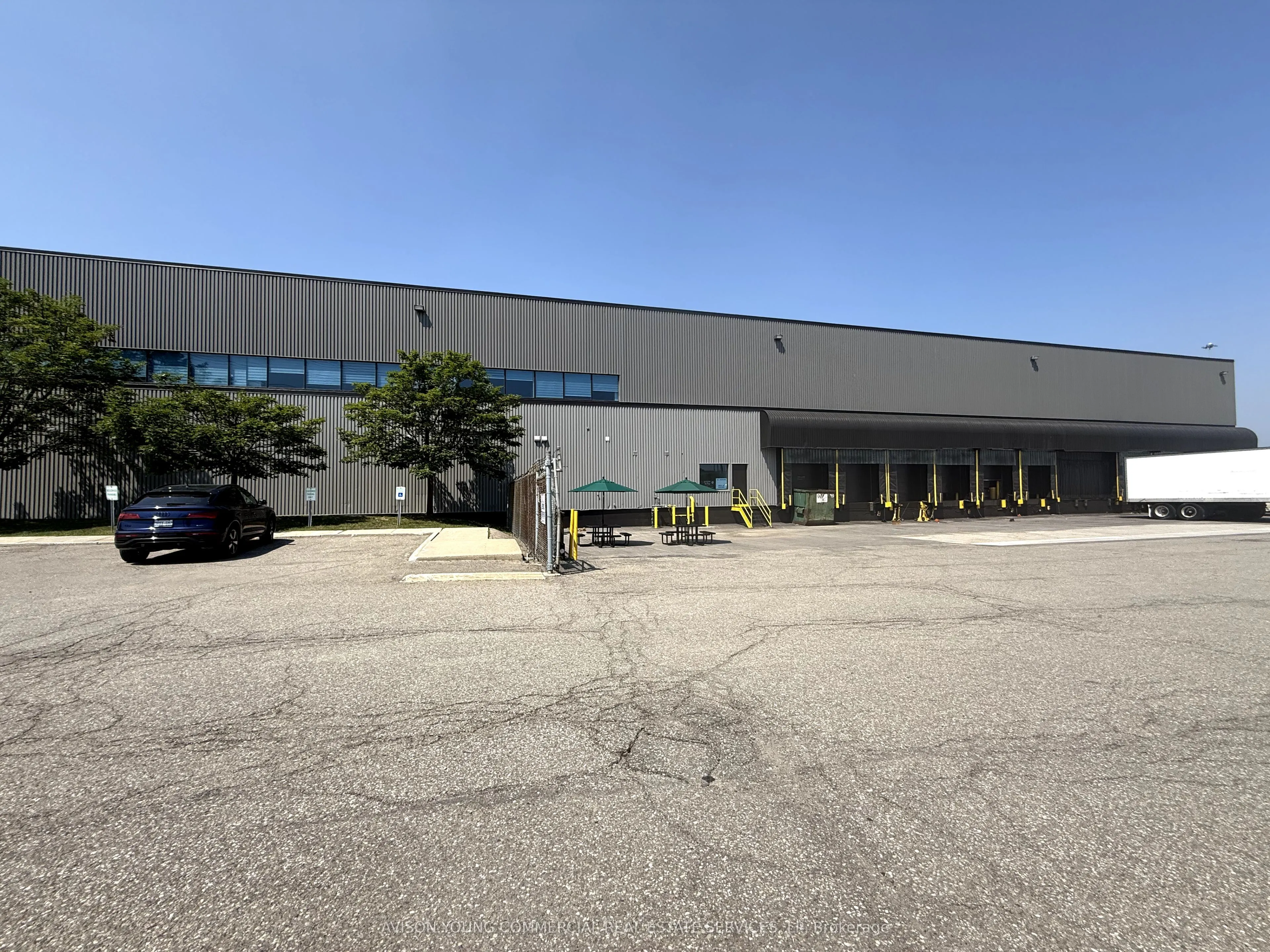 901 Steeles Avenue E
