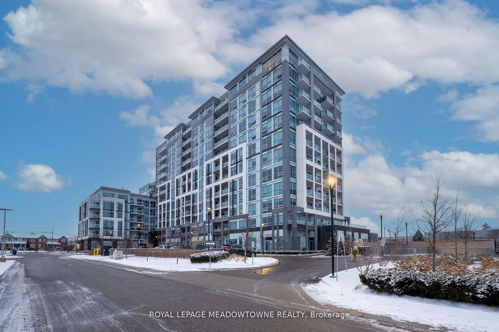 1050 Main Street E, #809