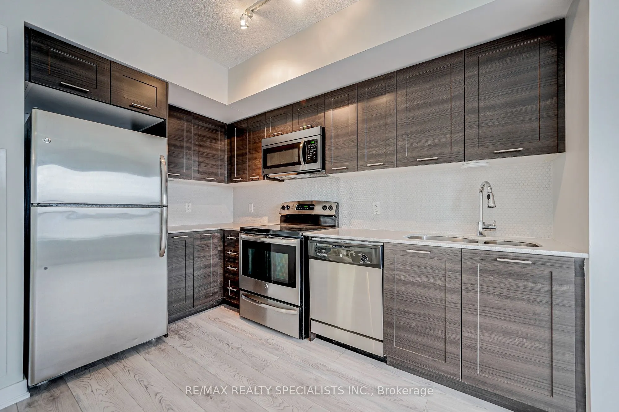 2220 Lakeshore Boulevard W, #601