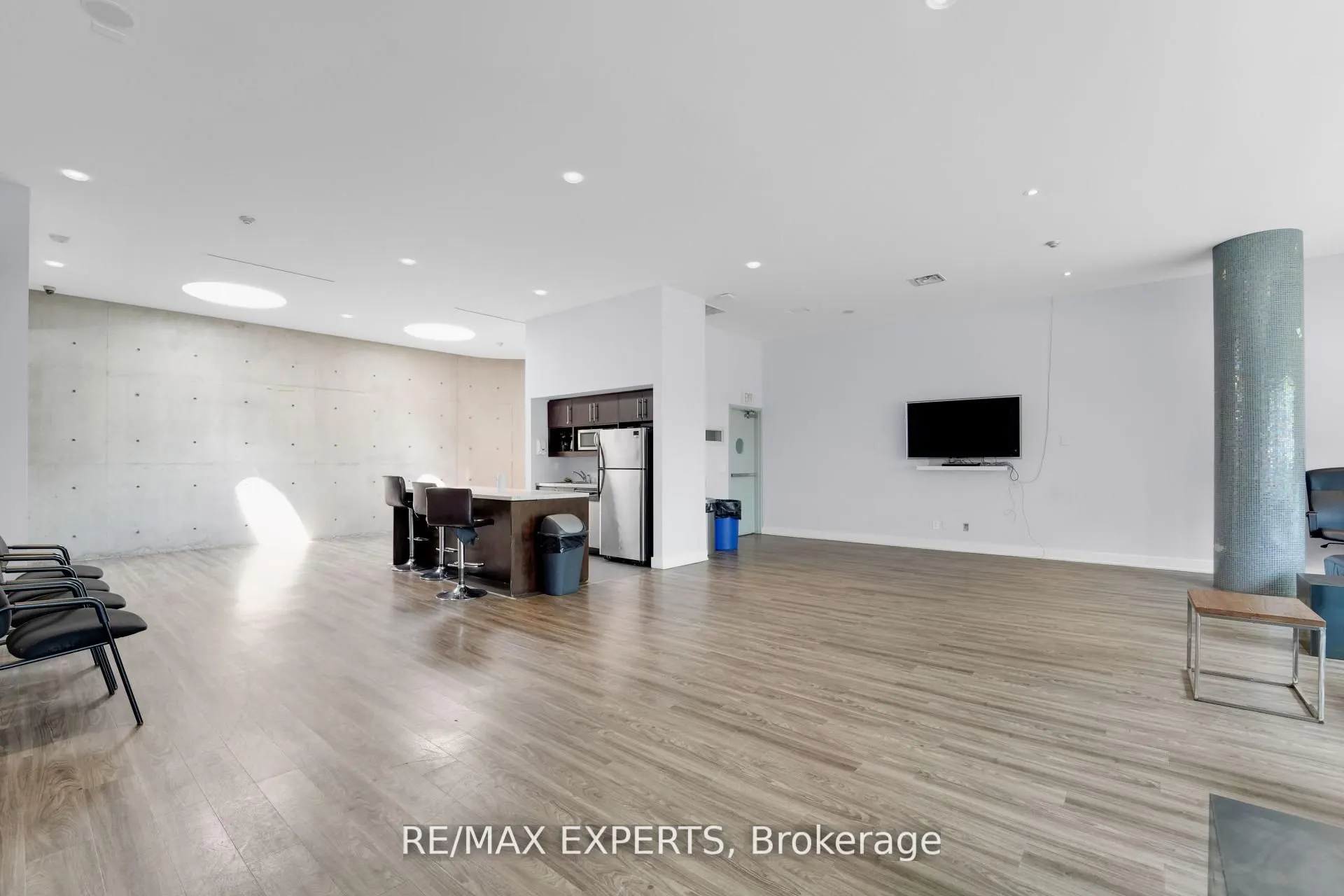 1050 The Queensway, #516
