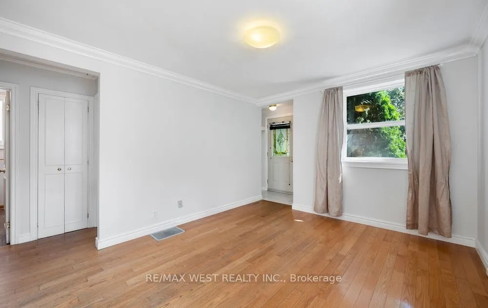 6 Robindale Avenue