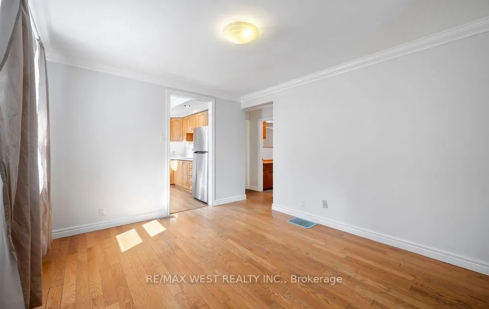 6 Robindale Avenue