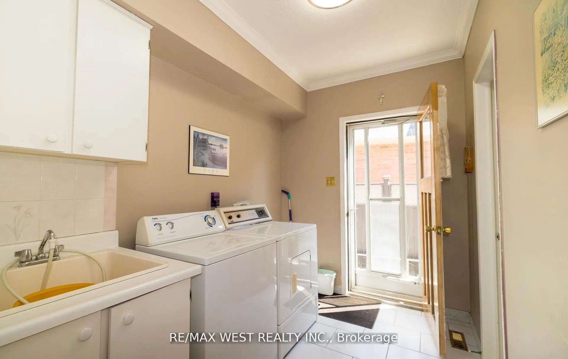 52 Amantine Crescent