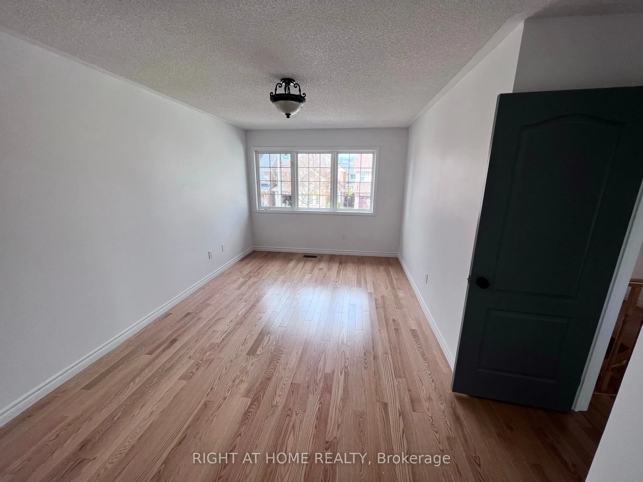 1352 Goldhawk Trail