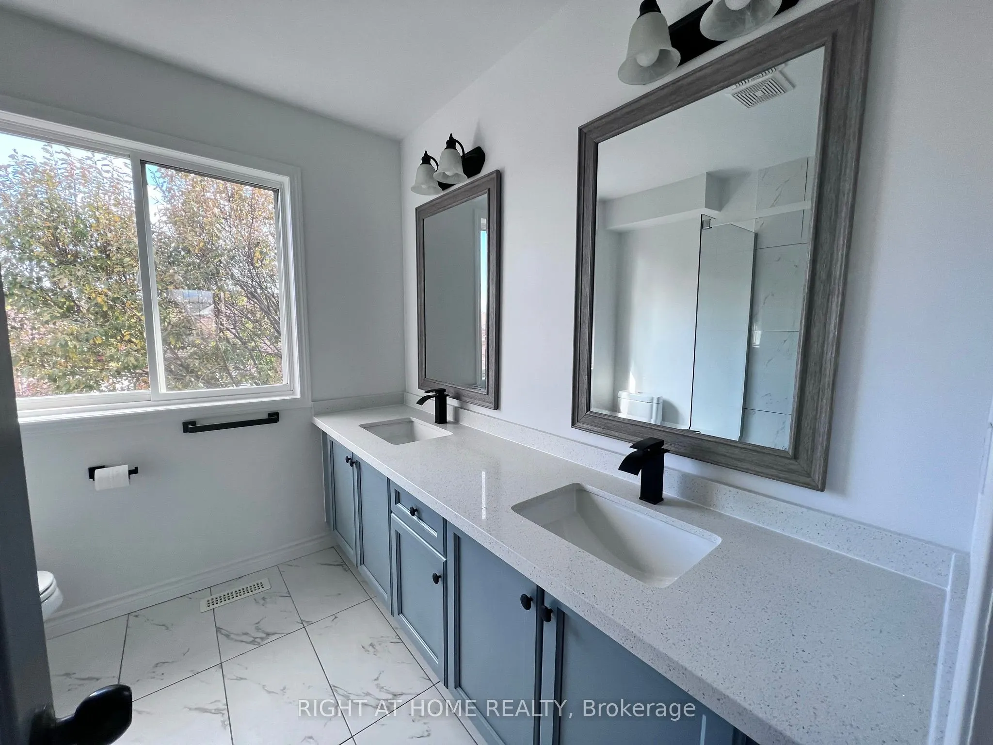 1352 Goldhawk Trail