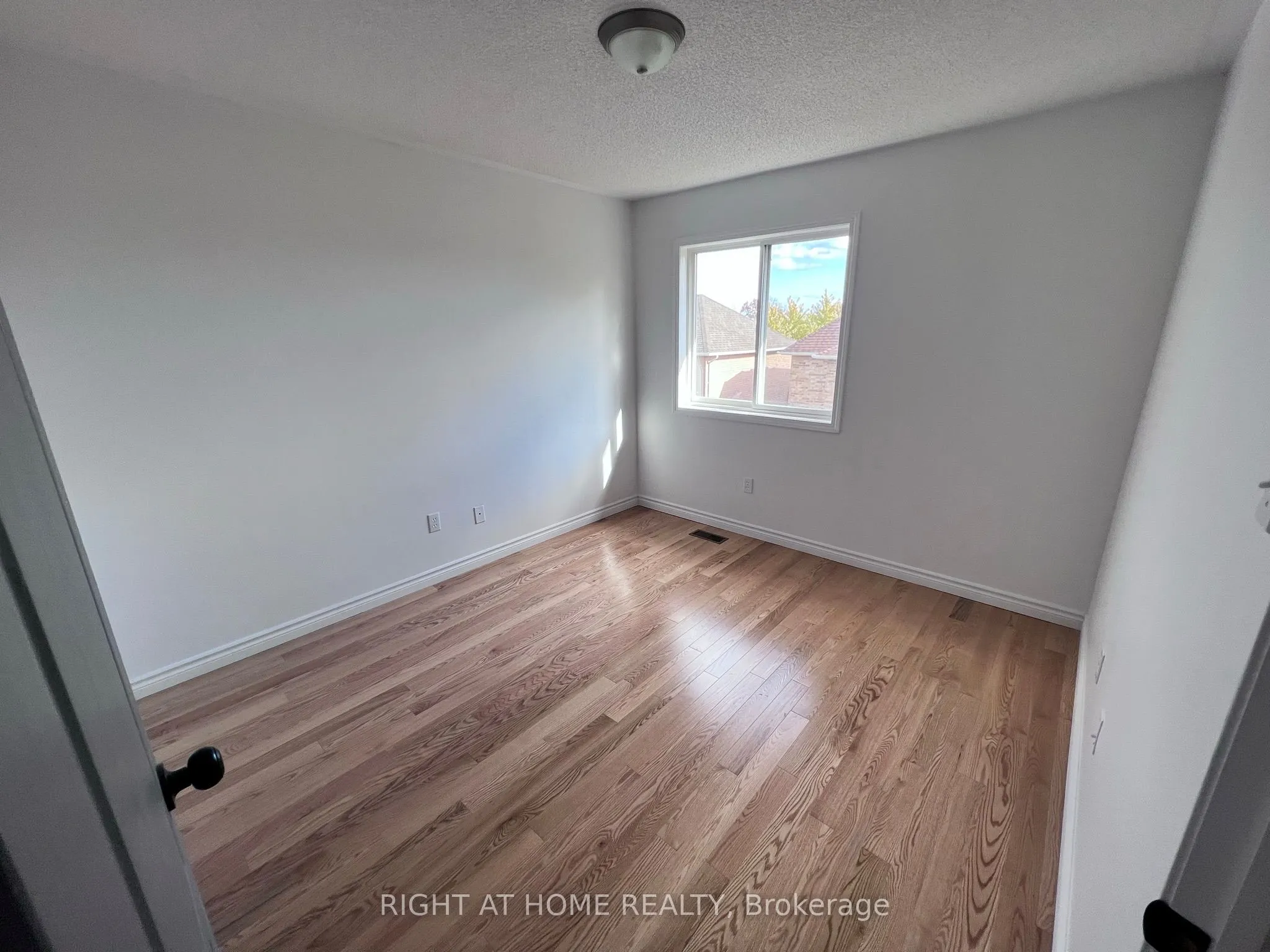 1352 Goldhawk Trail