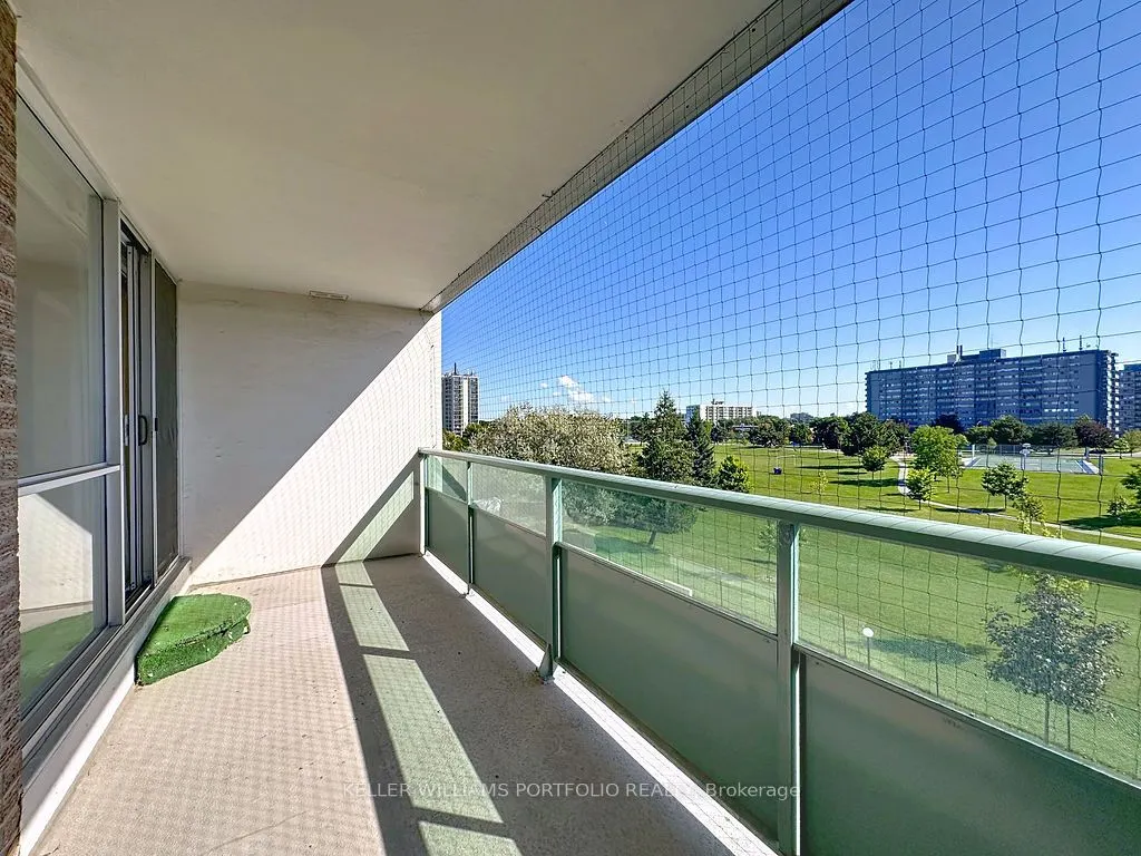 44 Longbourne Drive, #404
