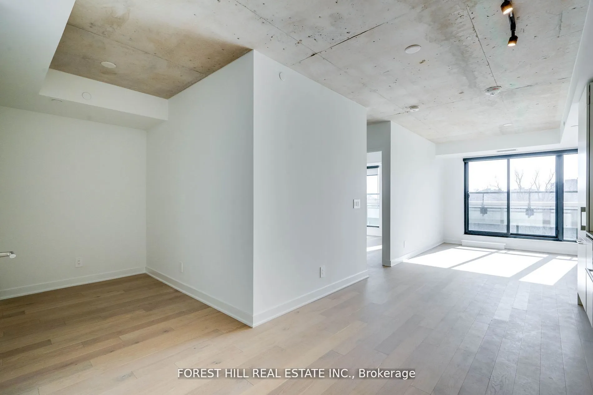 2720 Dundas Street W, #401