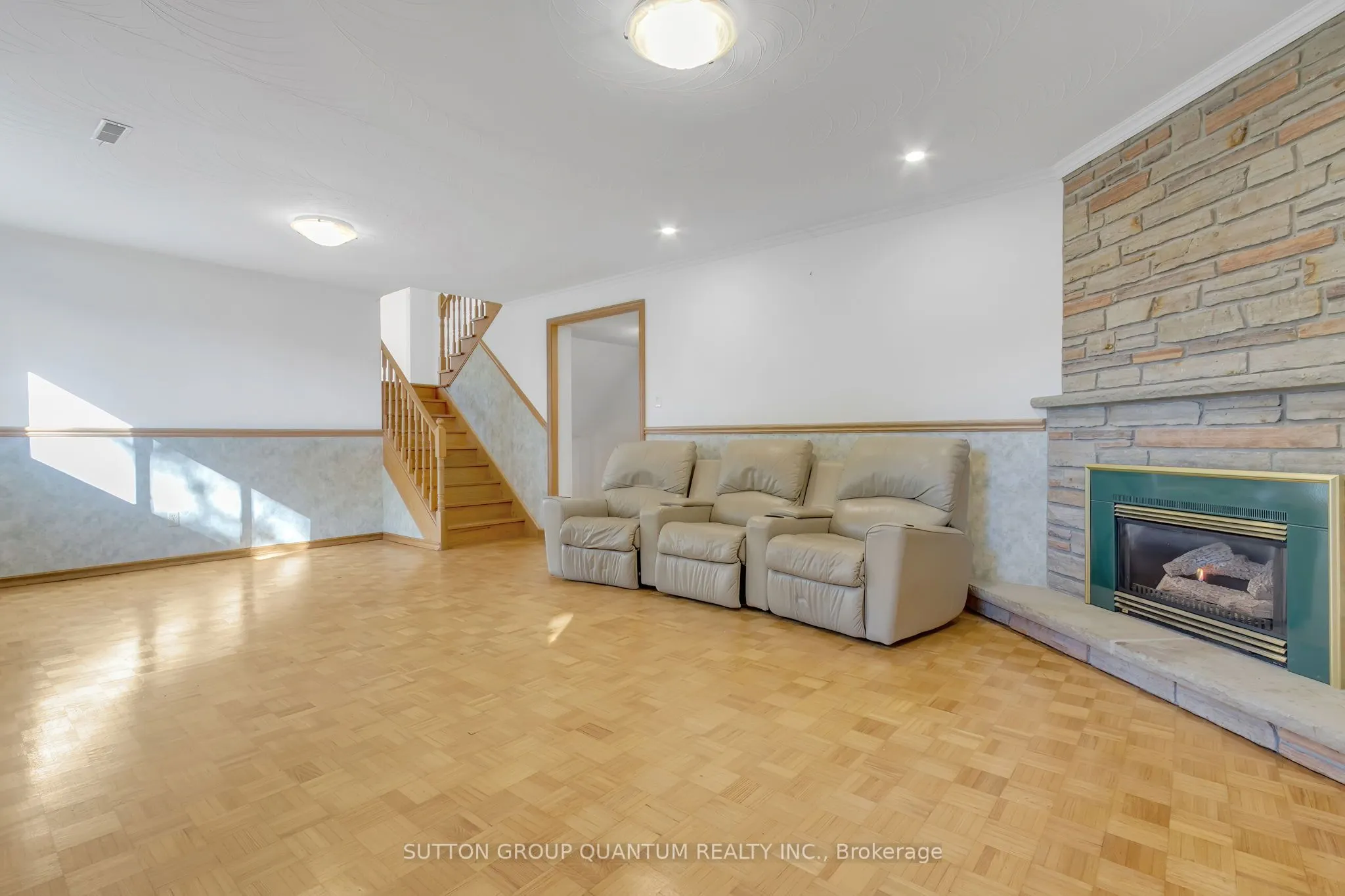 951 Streamway Crescent