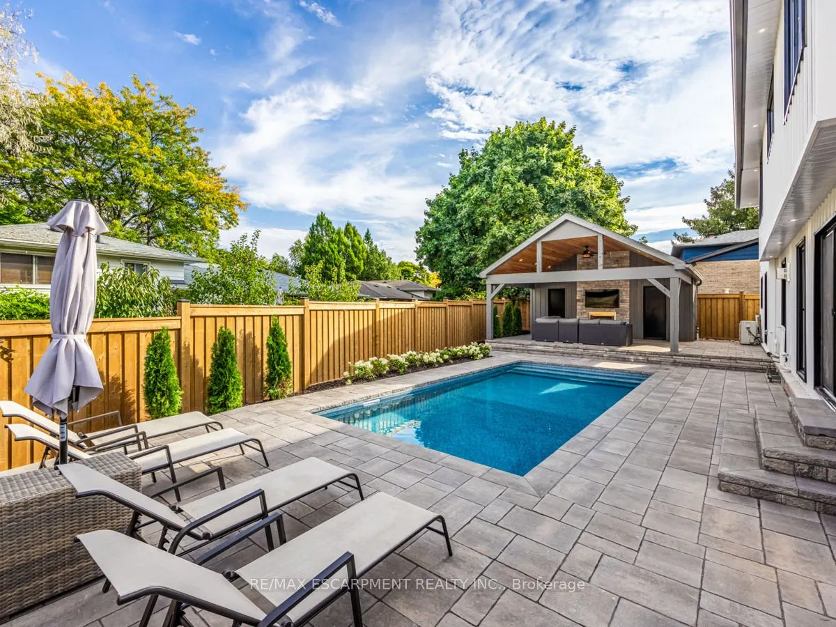 2212 Urwin Crescent