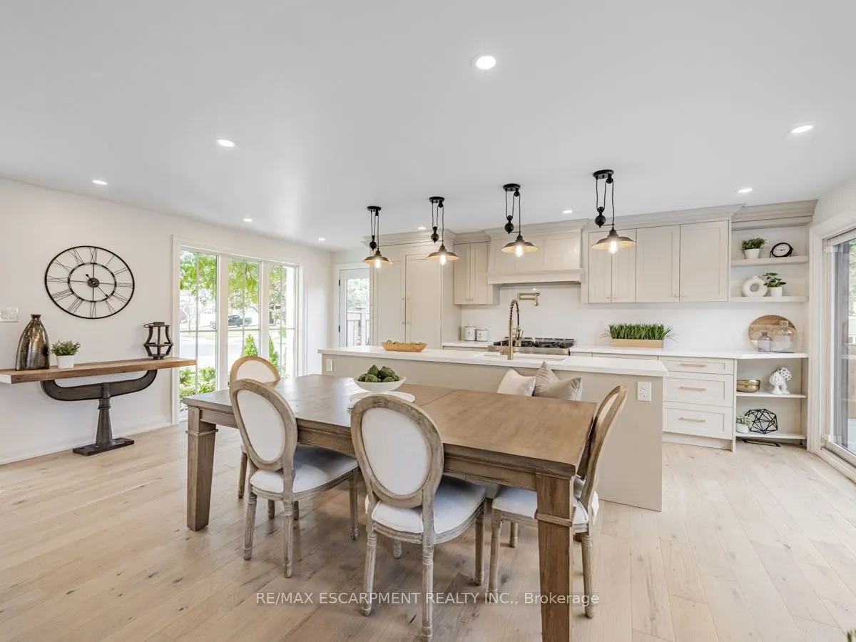 2212 Urwin Crescent