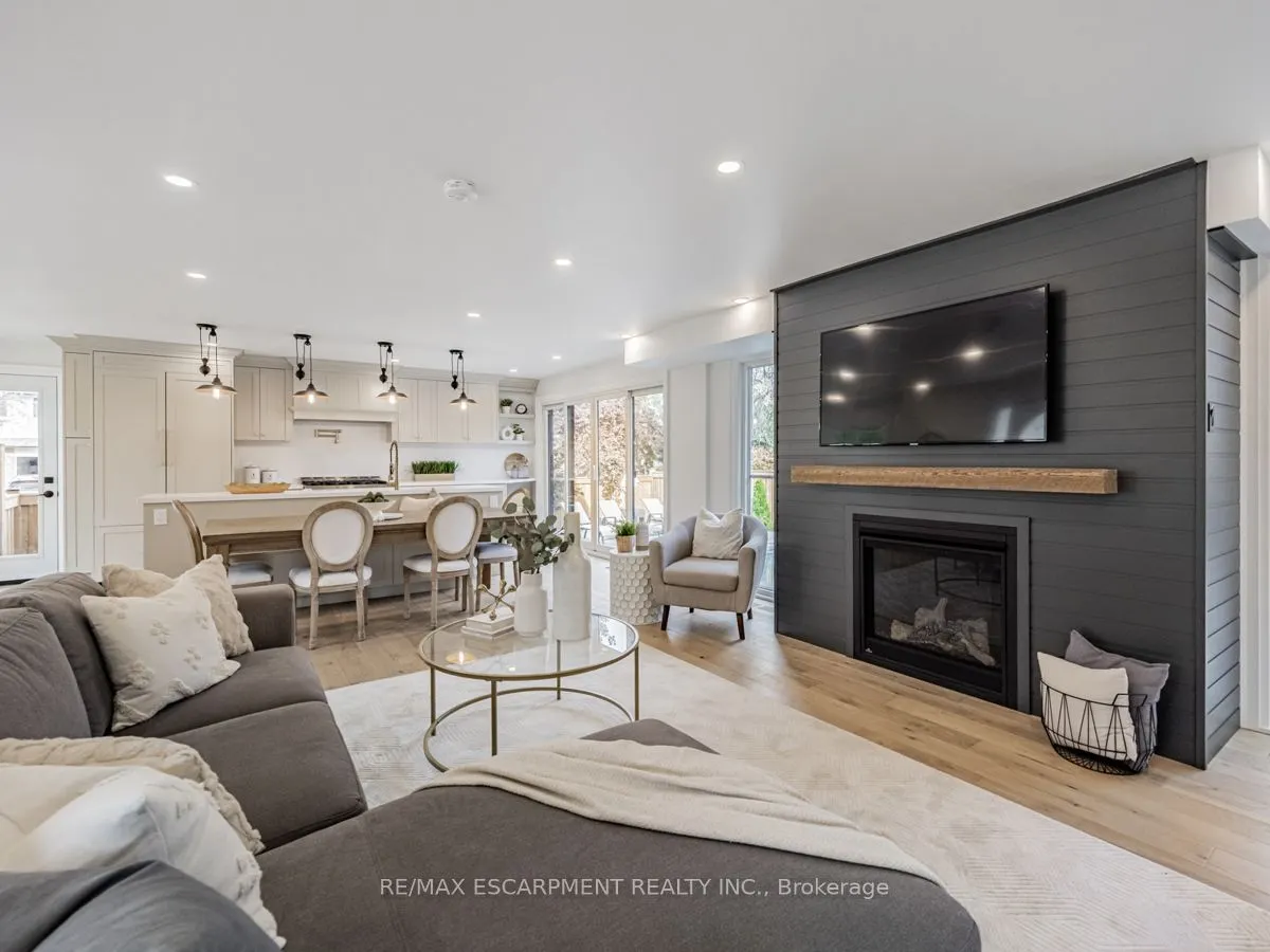 2212 Urwin Crescent