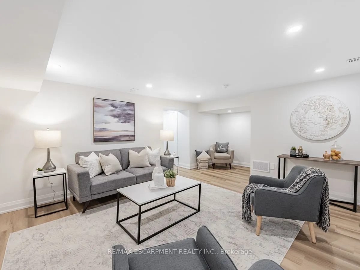 2212 Urwin Crescent