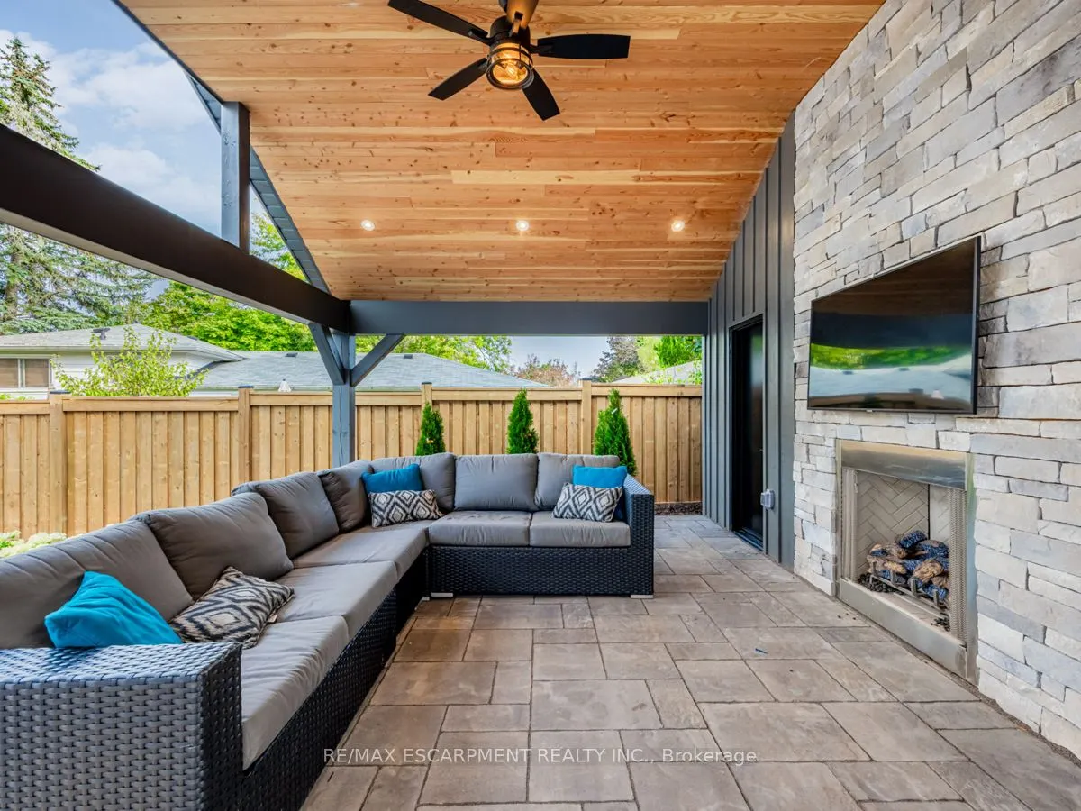 2212 Urwin Crescent