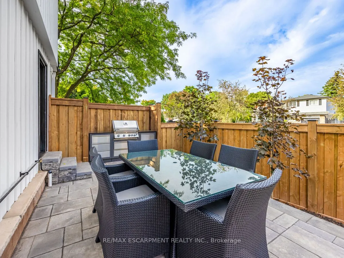 2212 Urwin Crescent