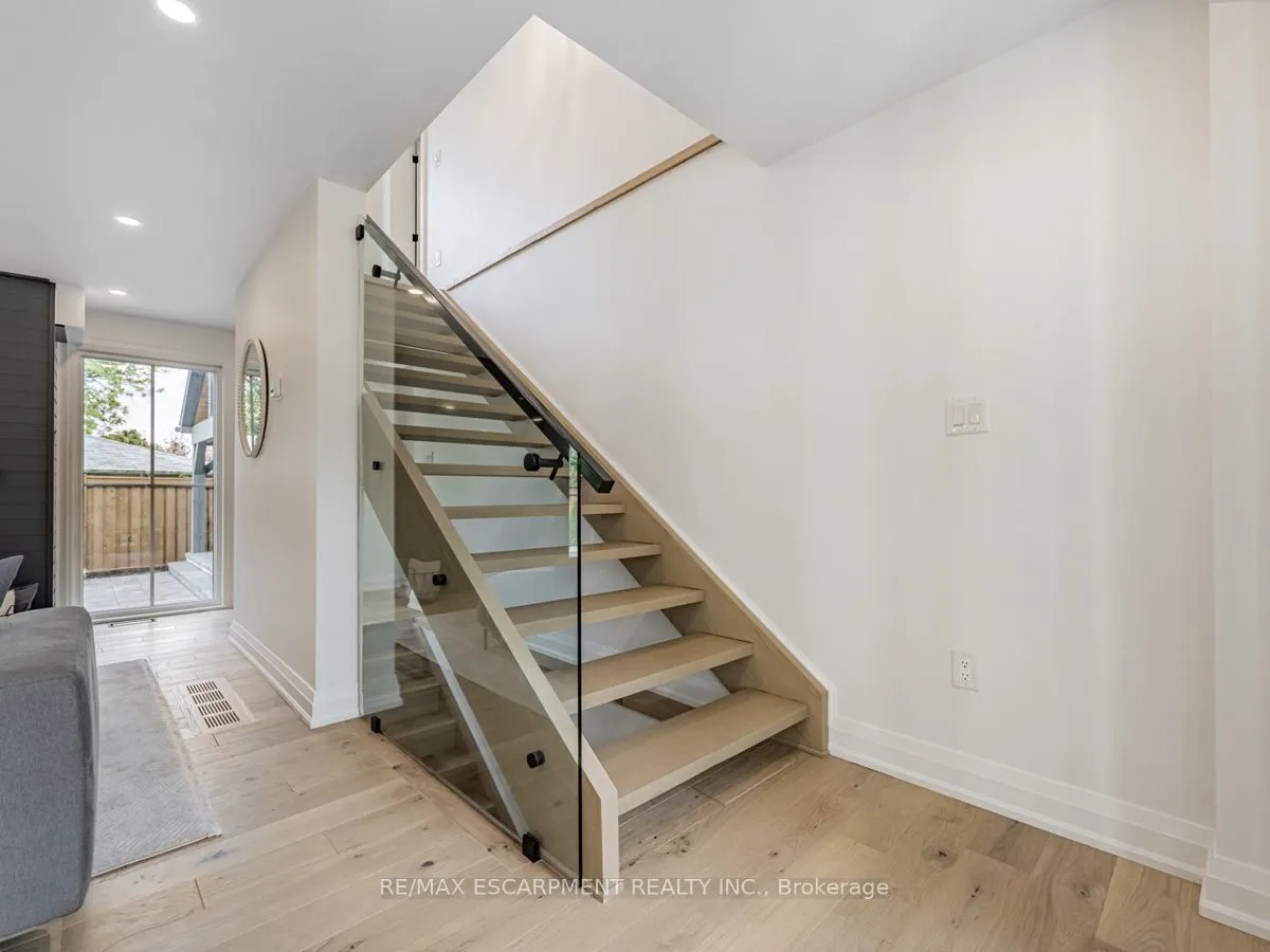 2212 Urwin Crescent