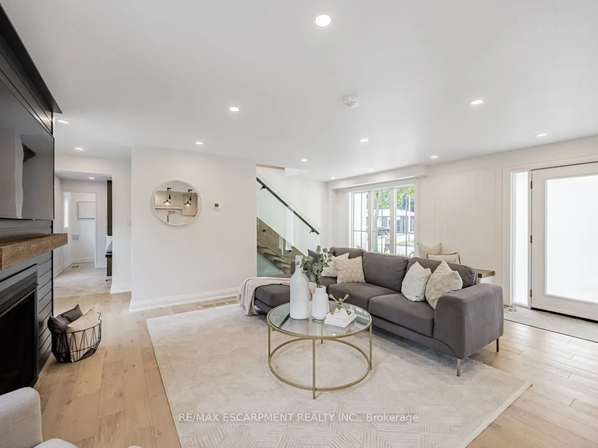 2212 Urwin Crescent