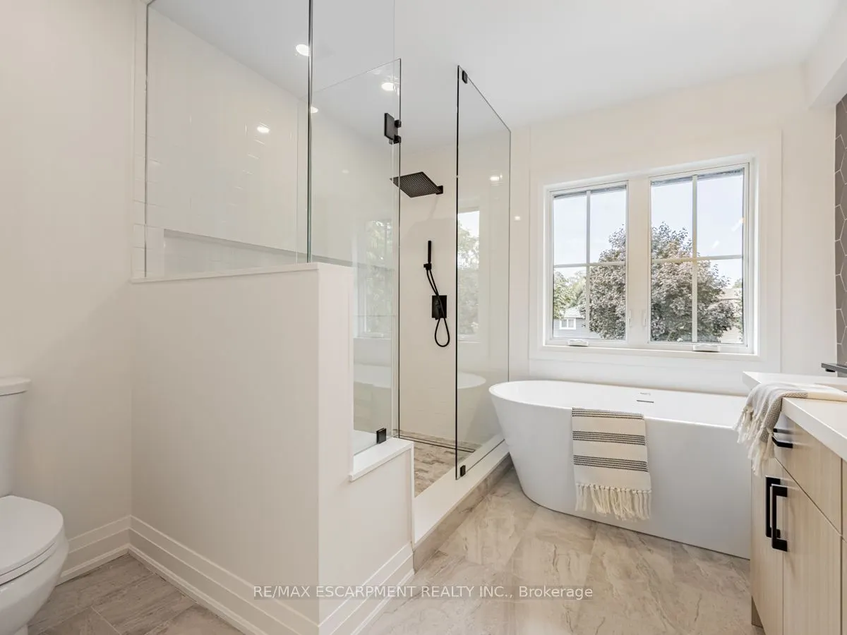 2212 Urwin Crescent