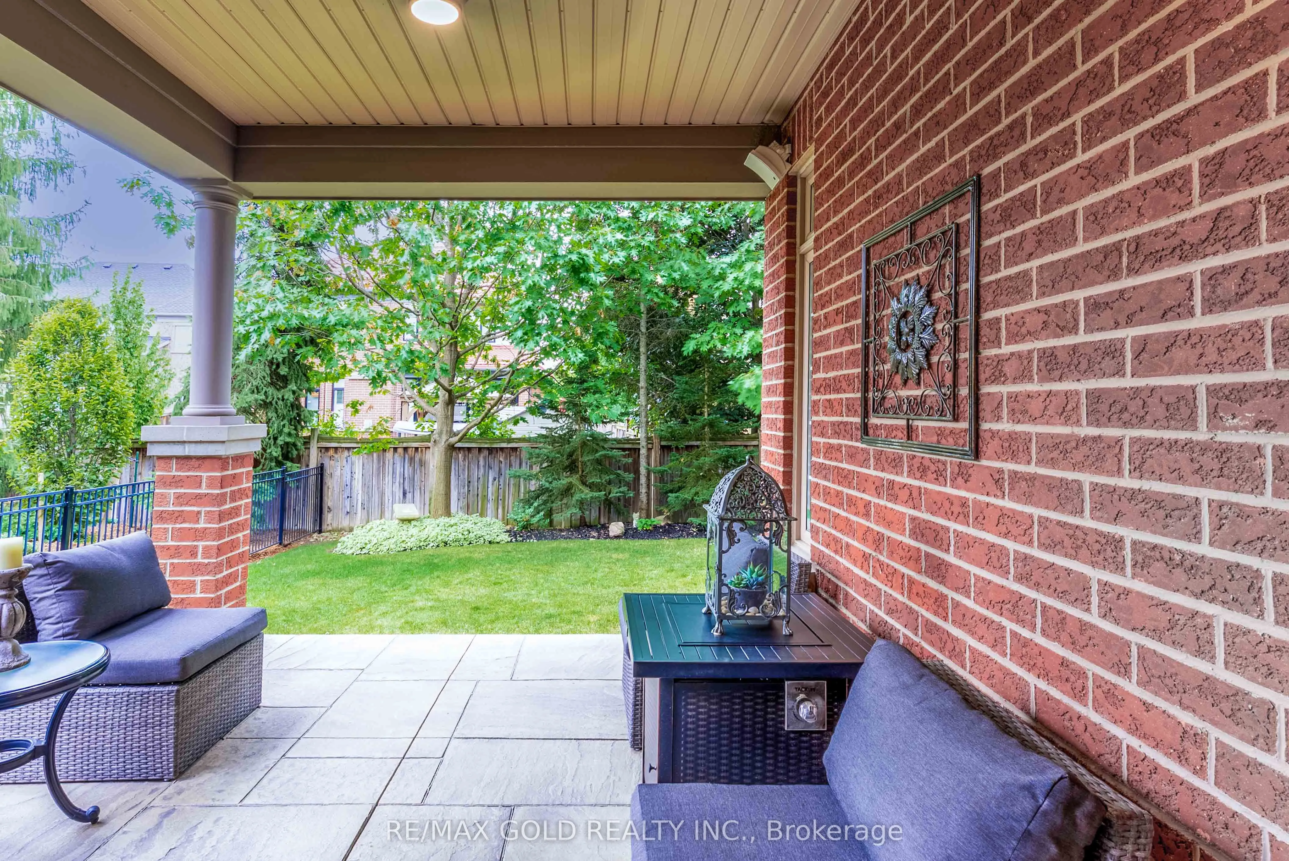 1593 Hallstone Road
