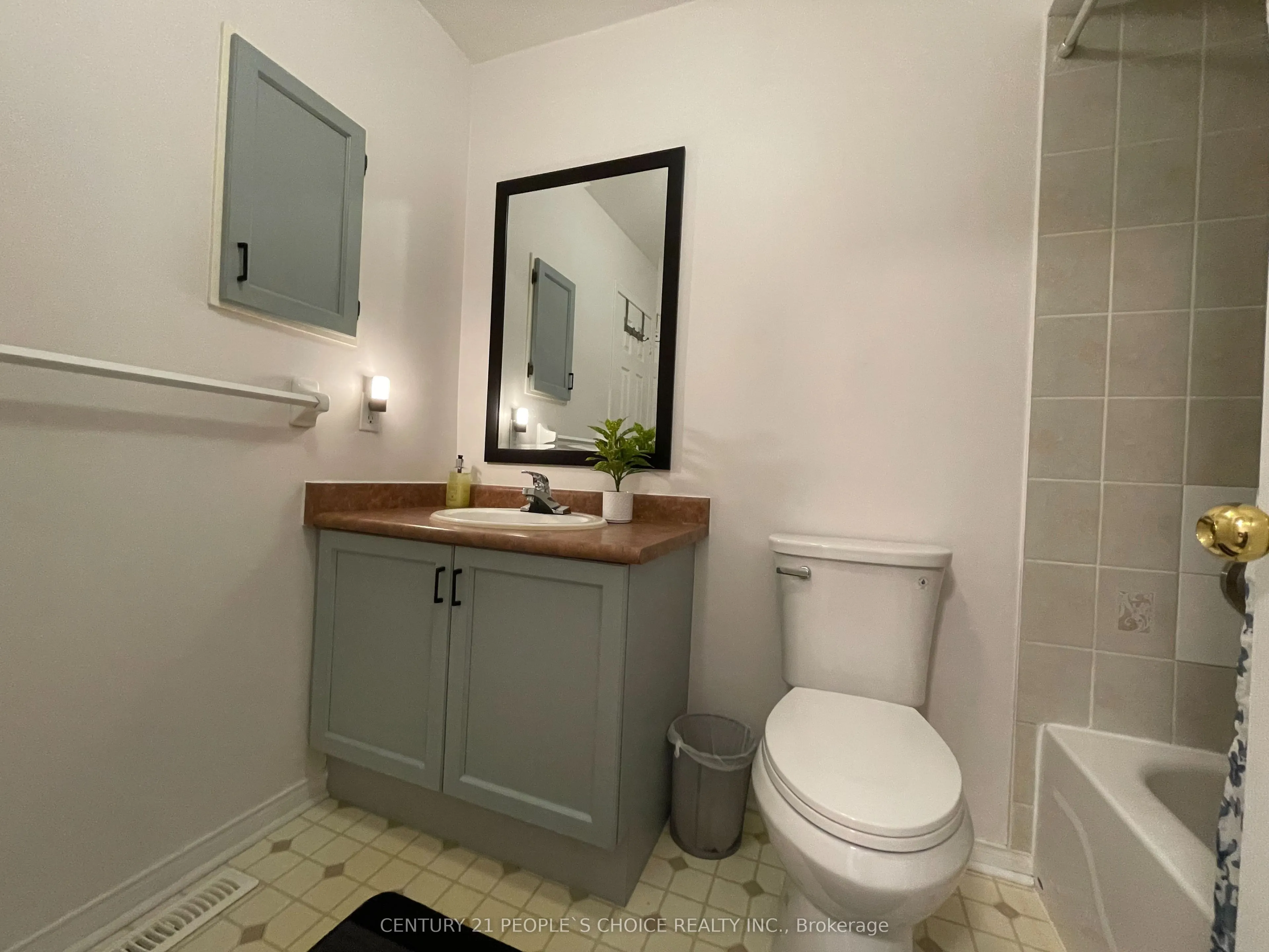 83 Spadina Road N, #49