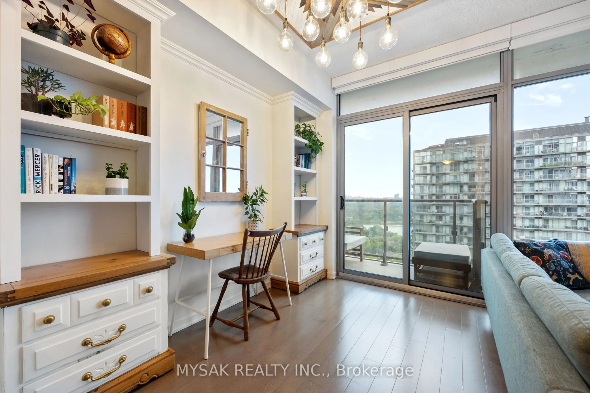 105 The Queensway, #2513