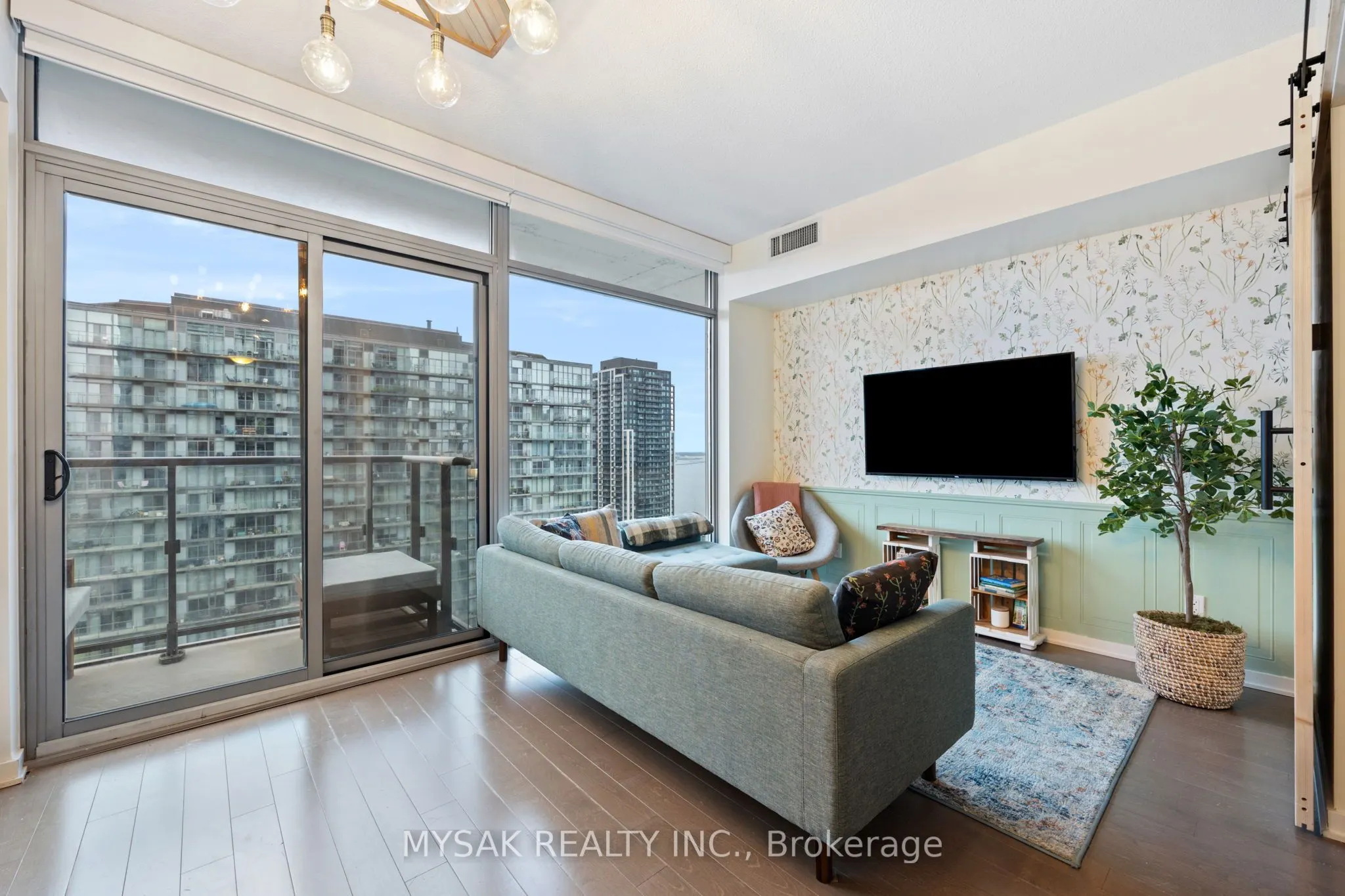 105 The Queensway, #2513