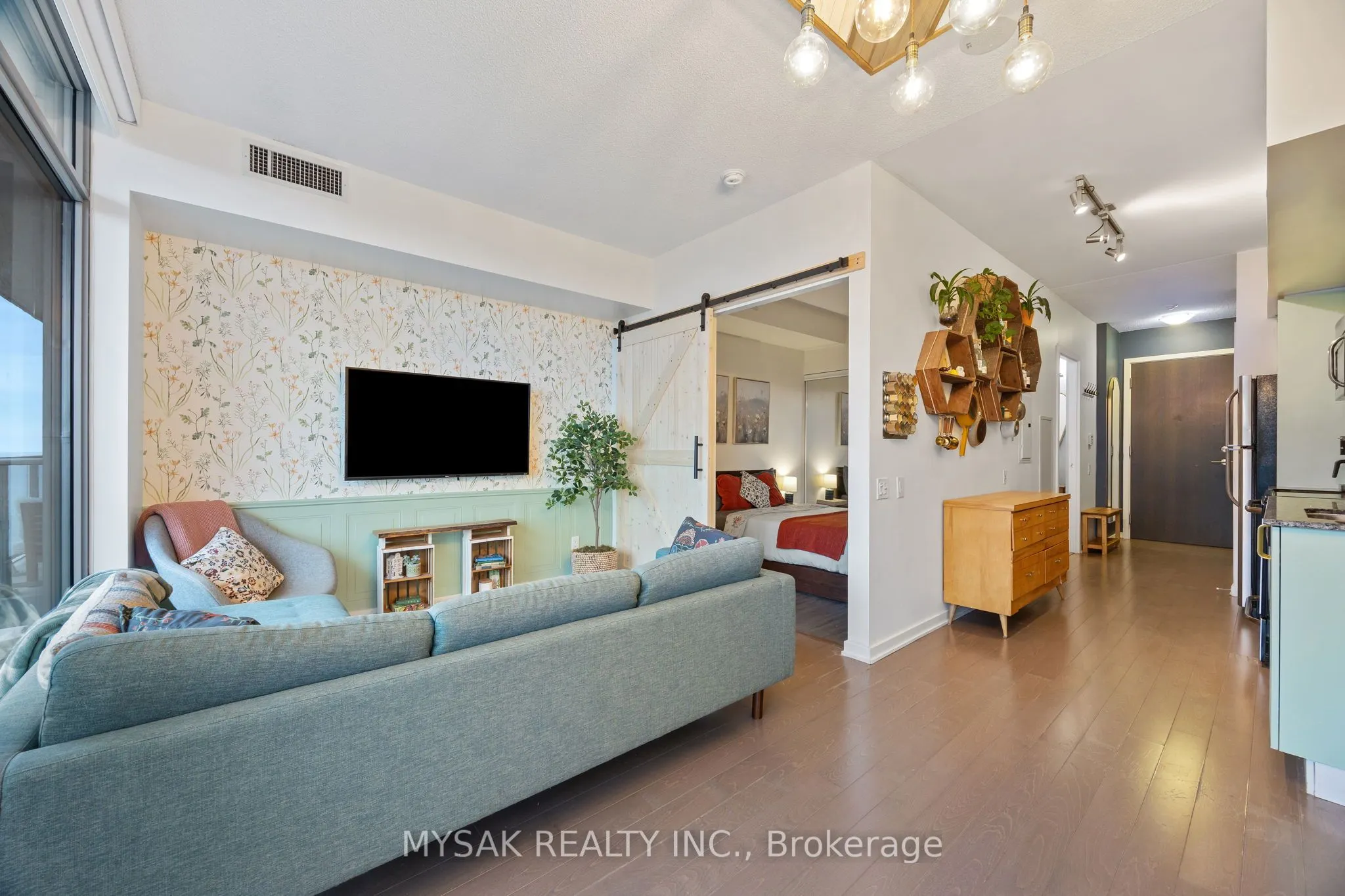 105 The Queensway, #2513