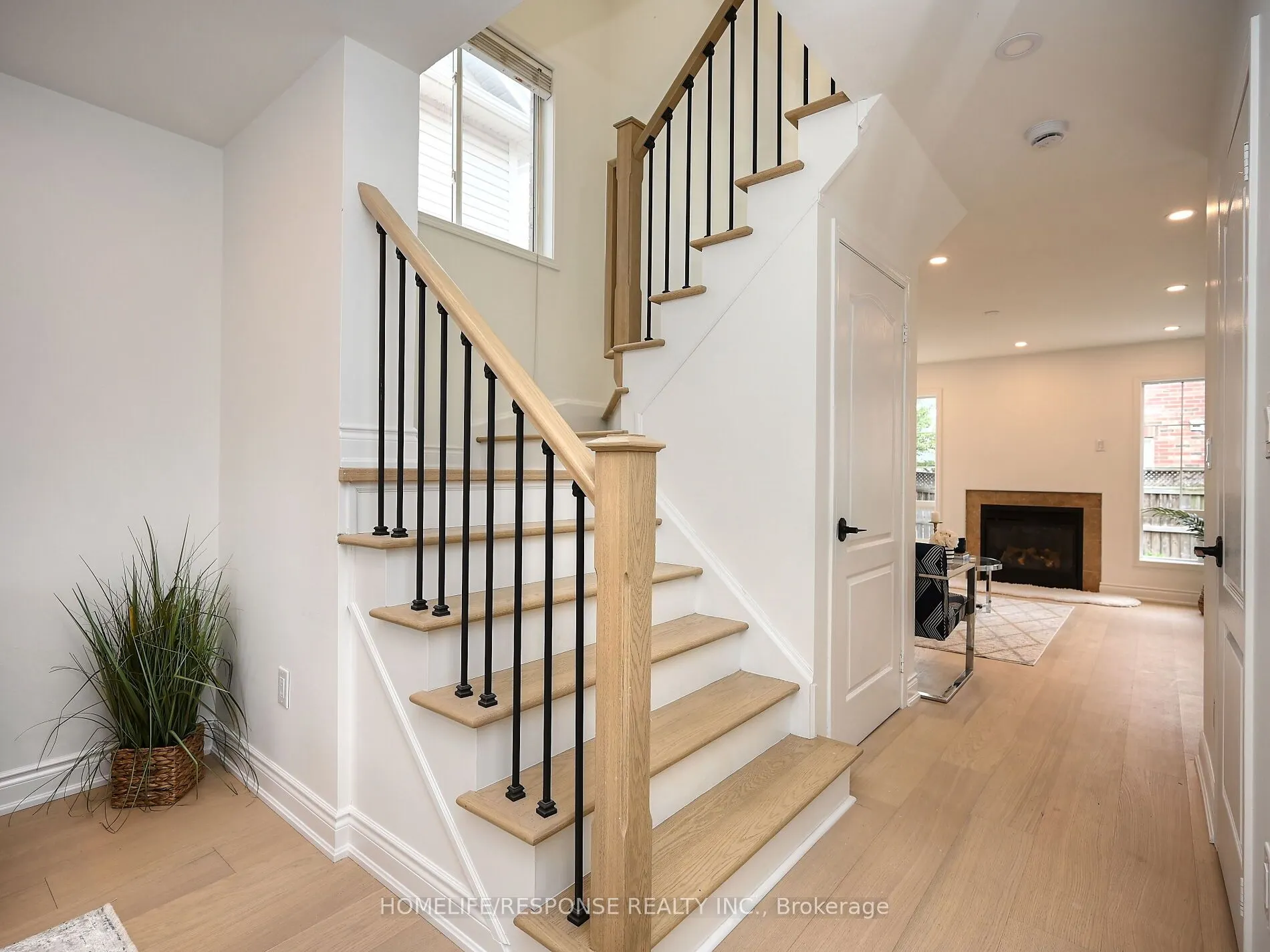 1119 KELLY Gate