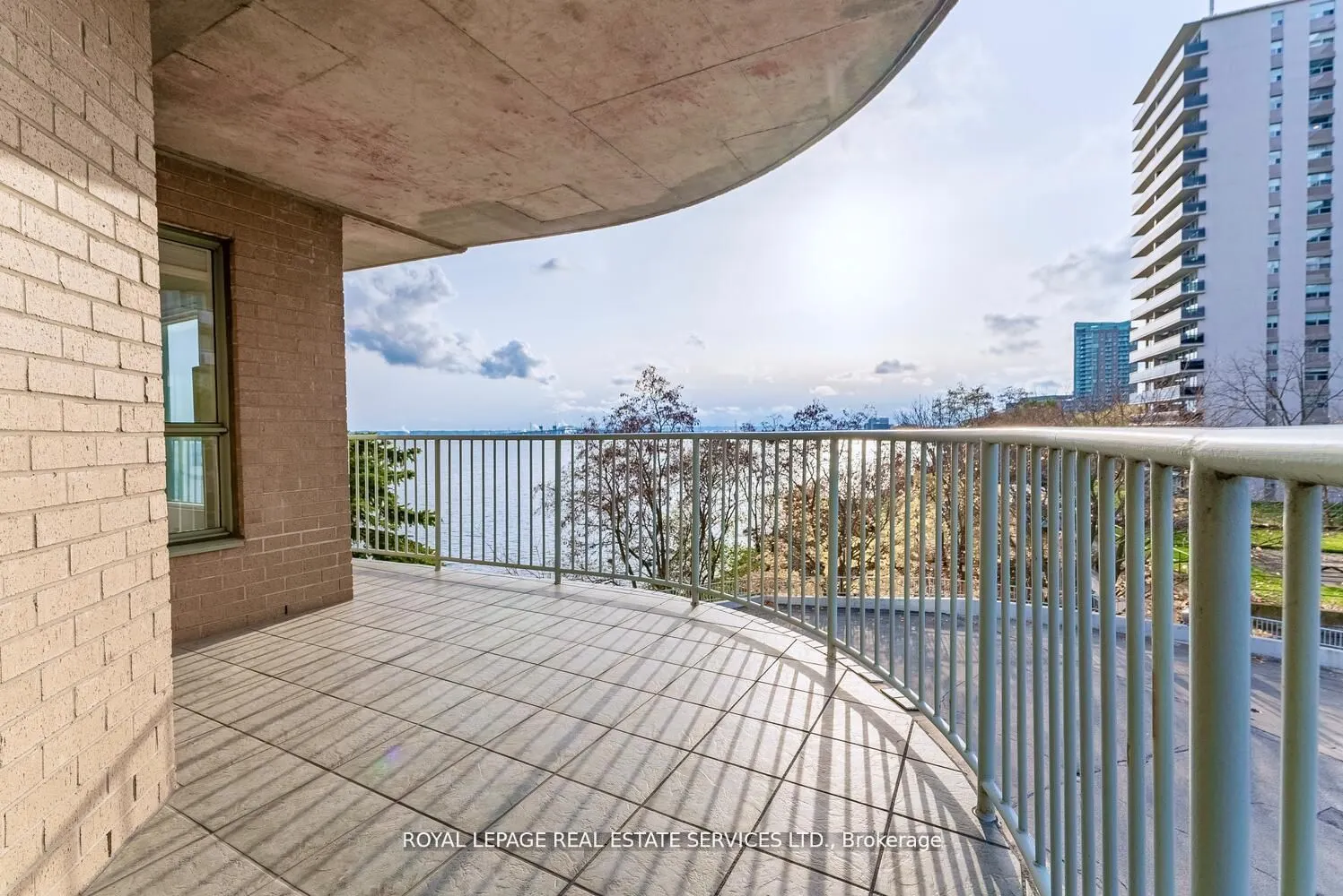 2190 Lakeshore Road, #301