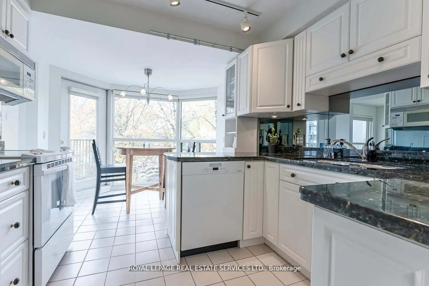 2190 Lakeshore Road, #301