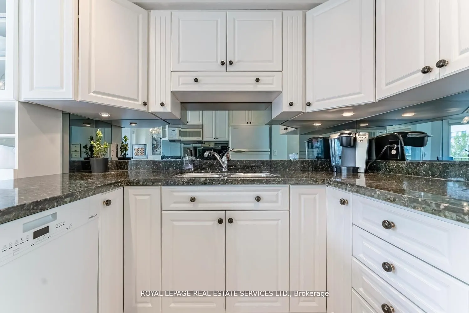 2190 Lakeshore Road, #301