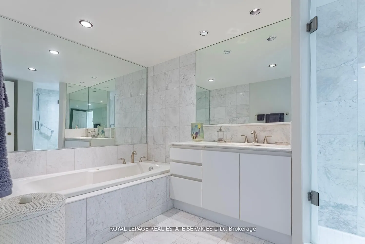 2190 Lakeshore Road, #301