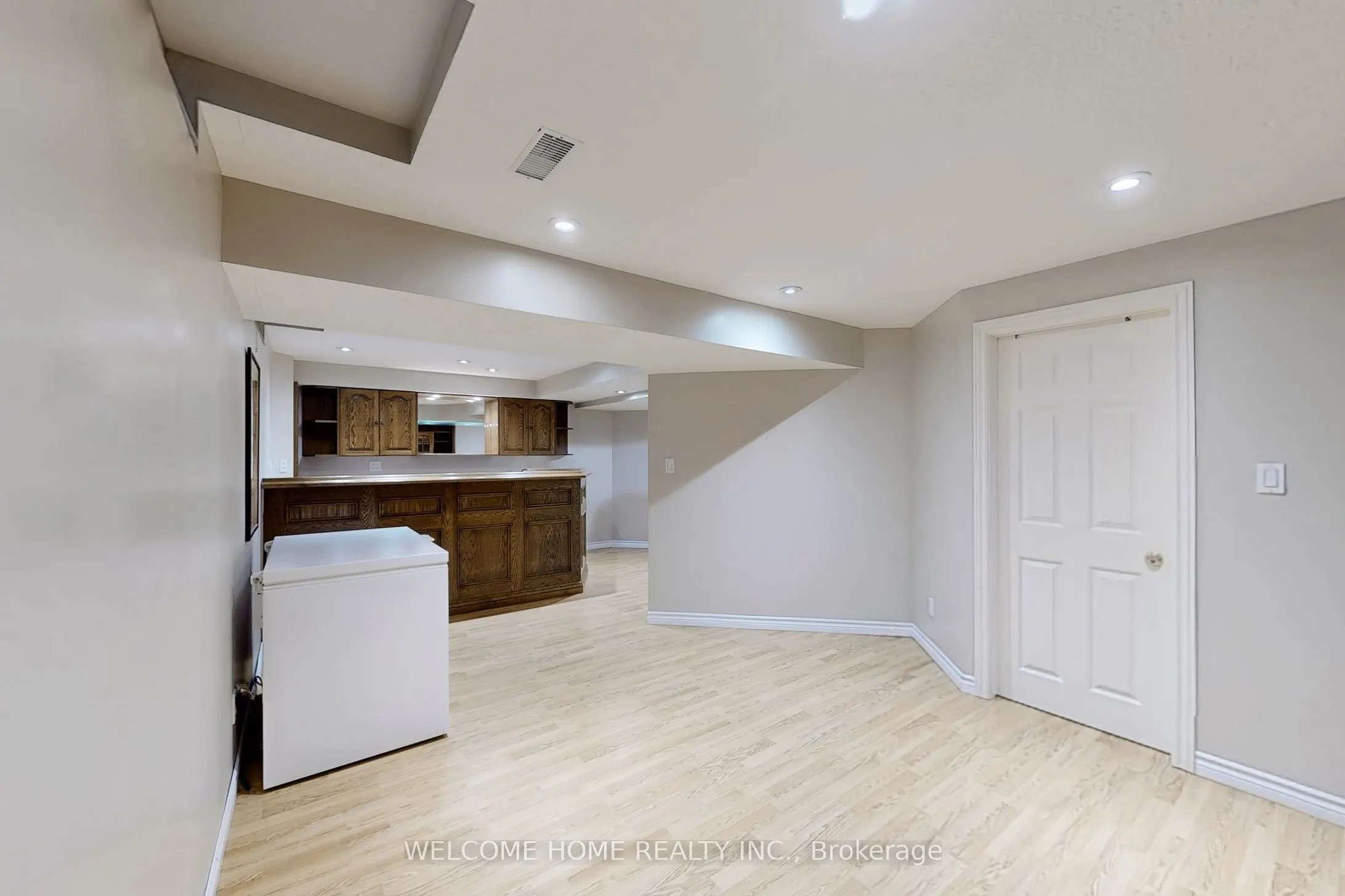 6079 Leeside Crescent