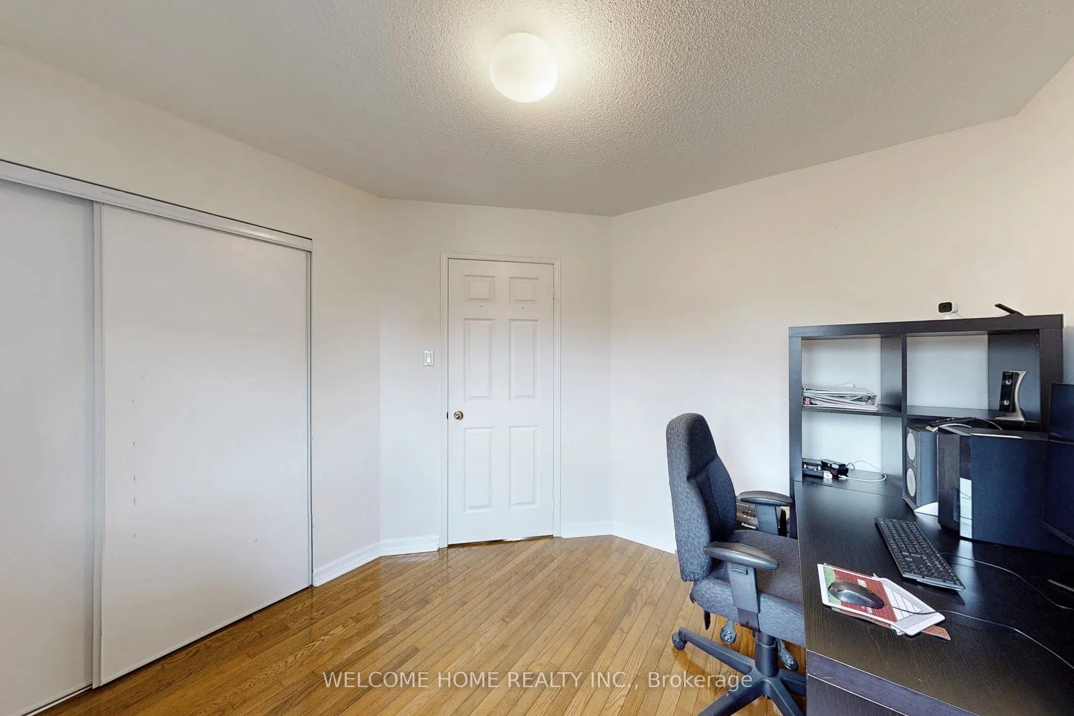6079 Leeside Crescent