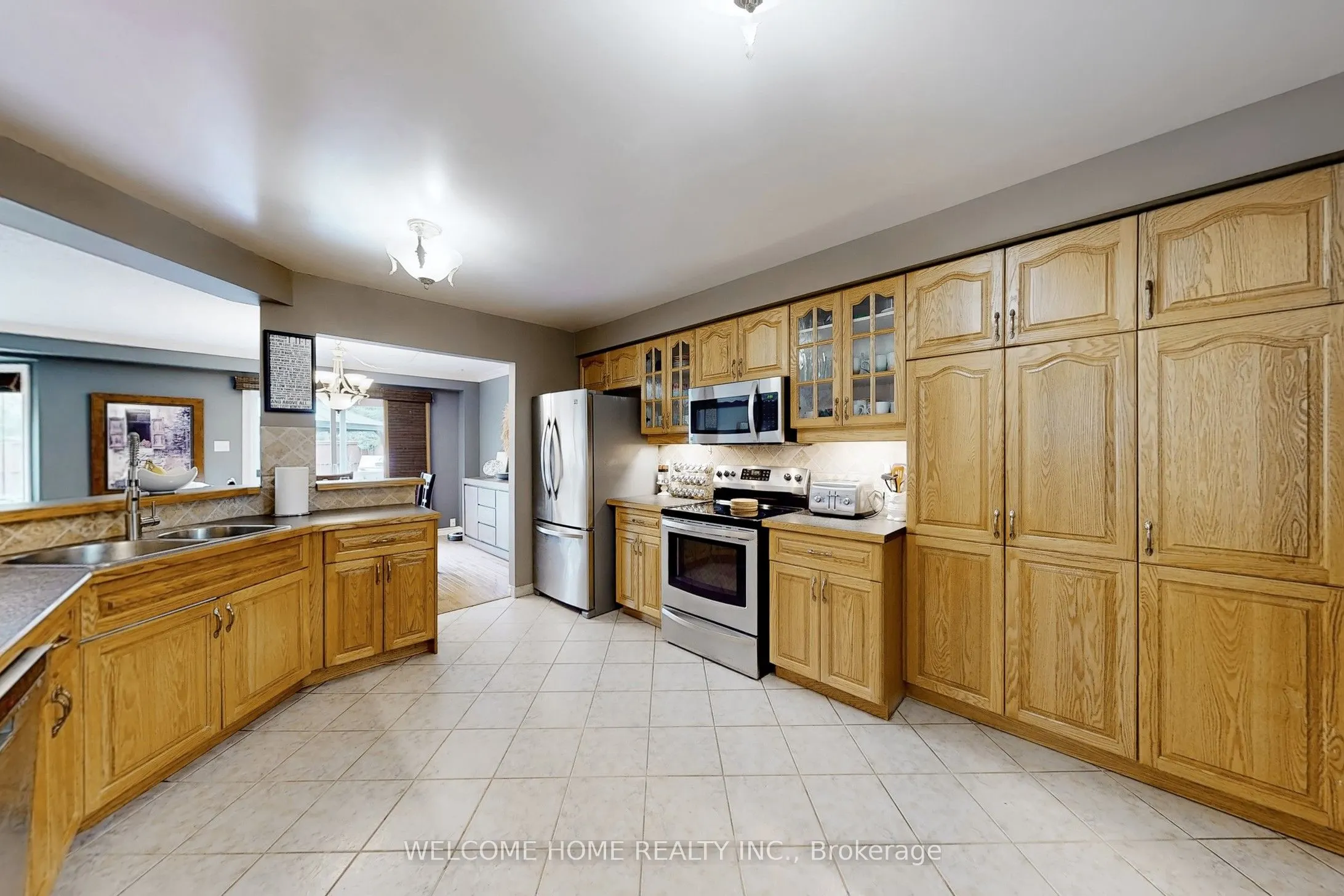 6079 Leeside Crescent