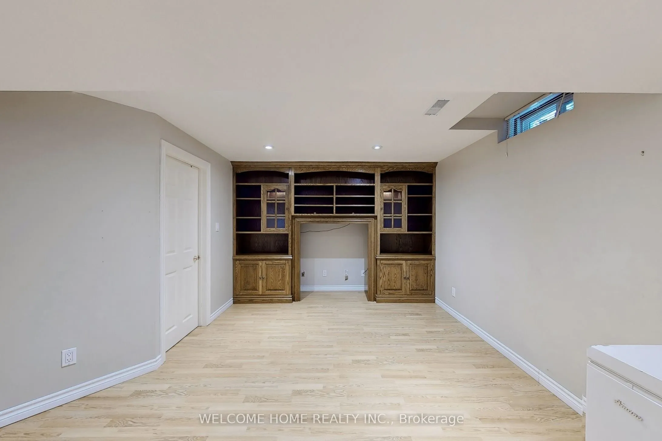 6079 Leeside Crescent
