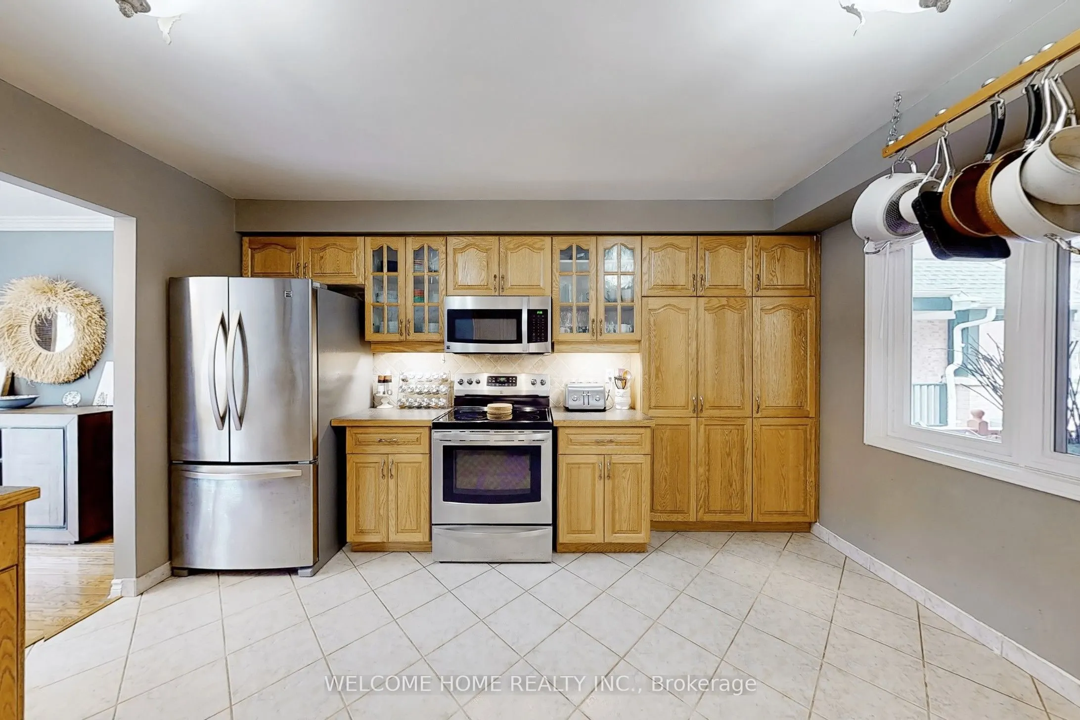 6079 Leeside Crescent