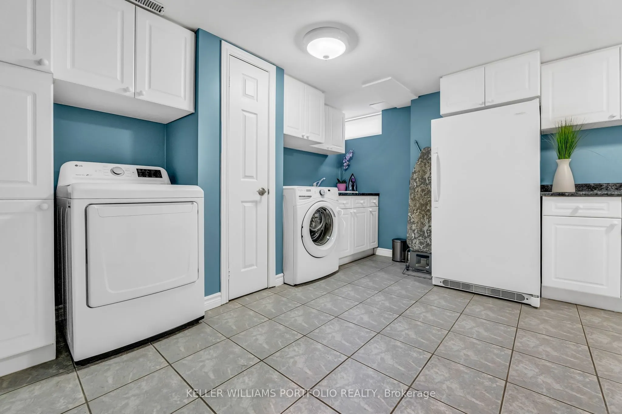 1123 Lakeshore Road E
