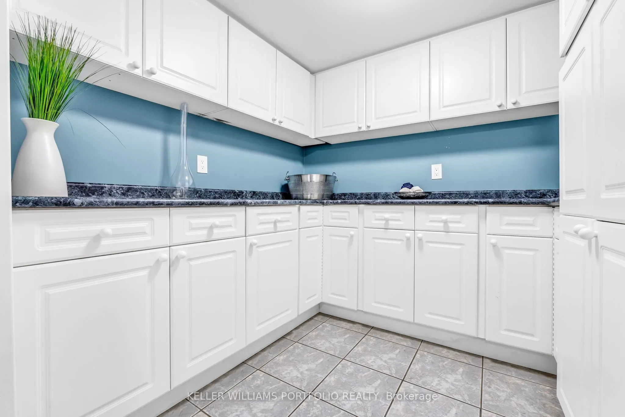 1123 Lakeshore Road E
