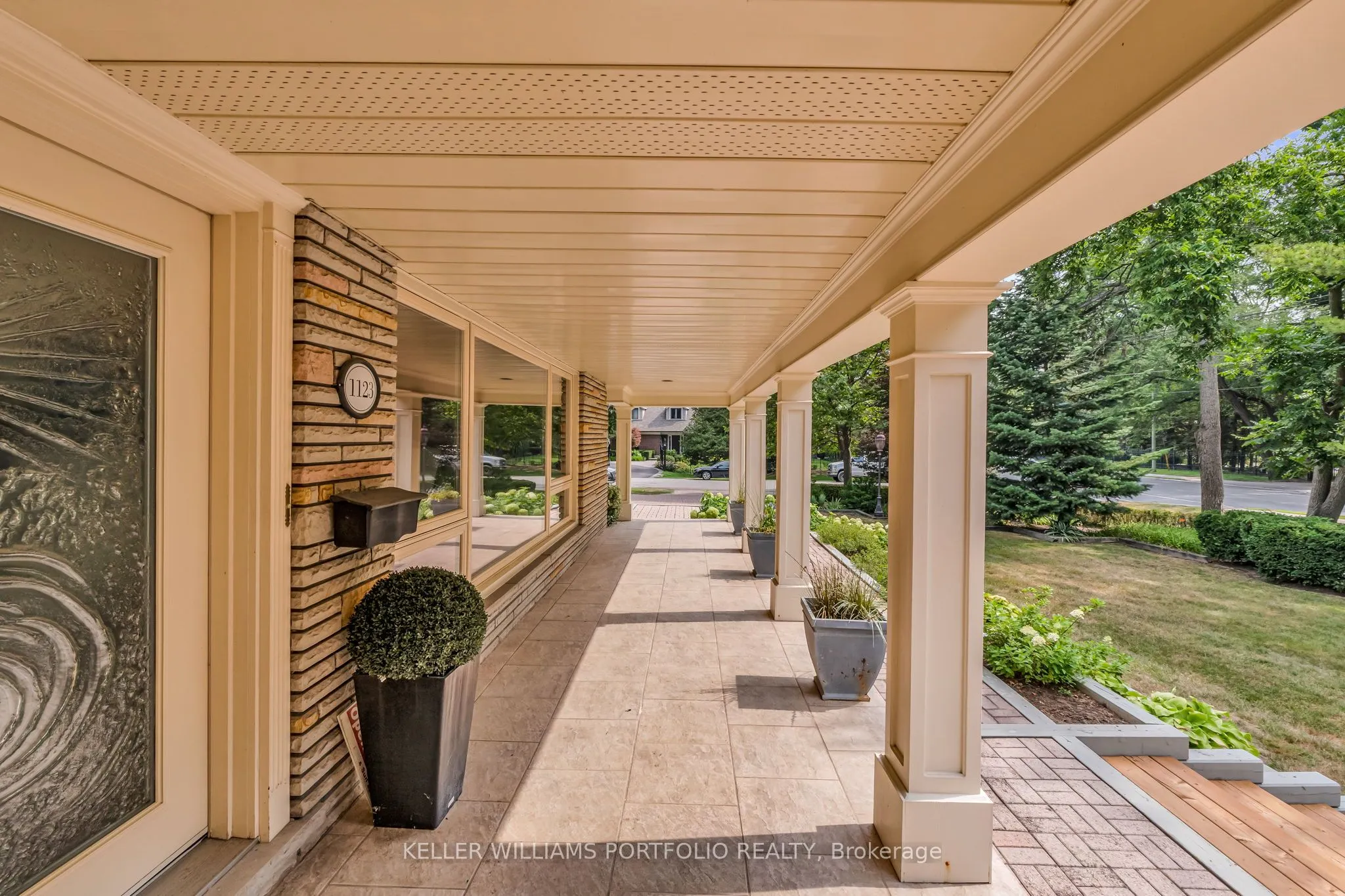 1123 Lakeshore Road E